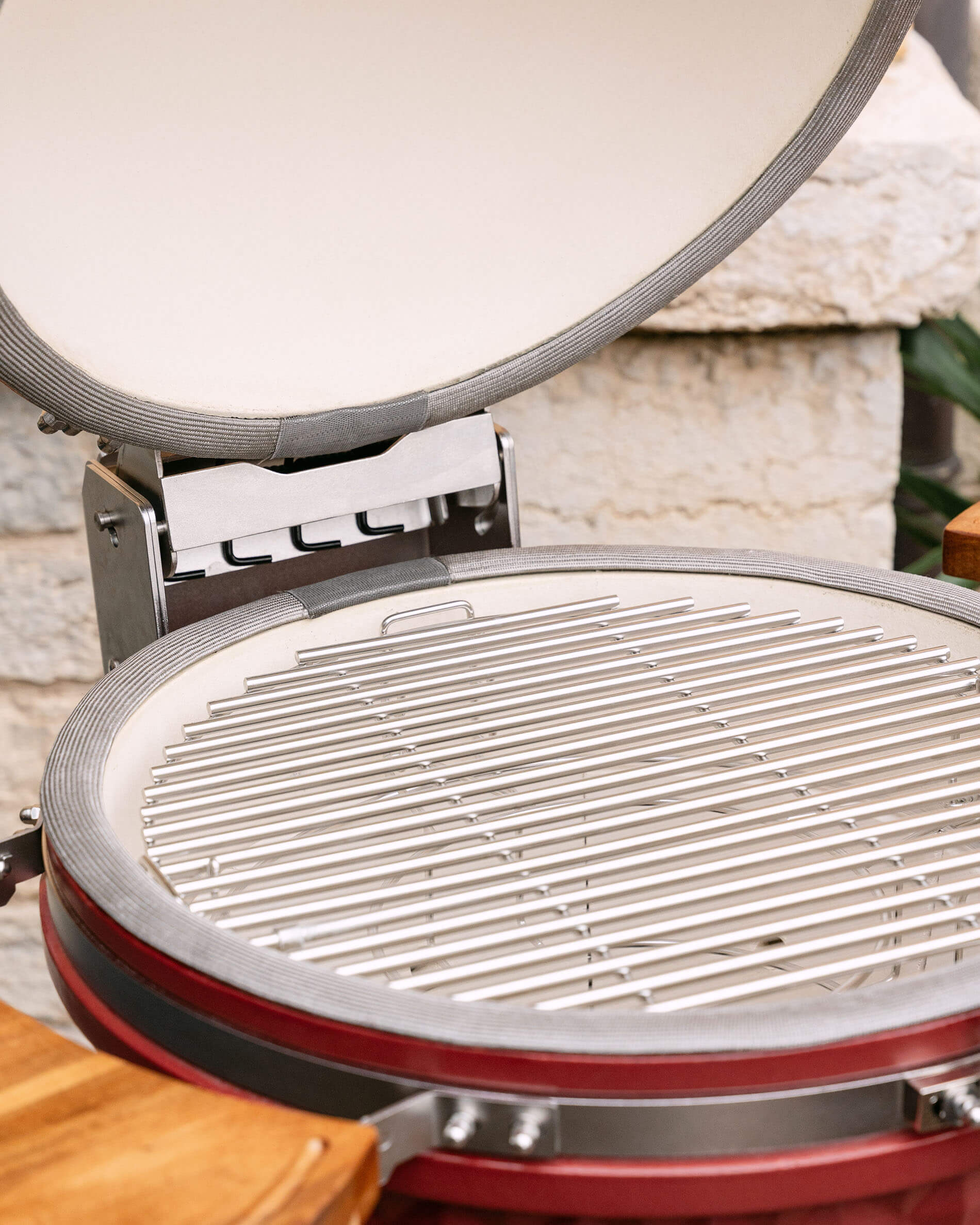 Griglia di cottura in acciaio inox installata all’interno di un kamado Kokko.