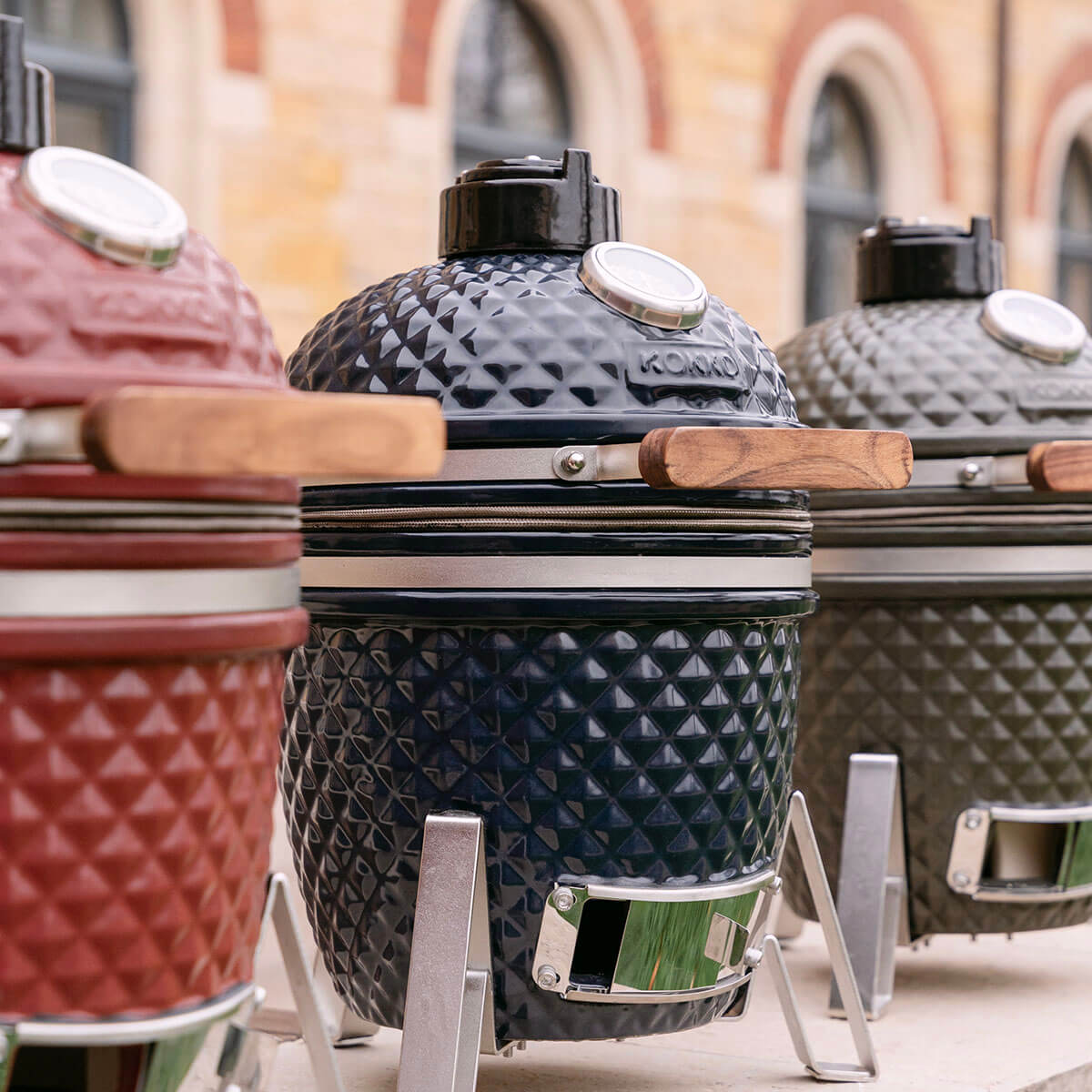 Confronto tra modelli di kamado Kokko in diverse colorazioni di ceramica.