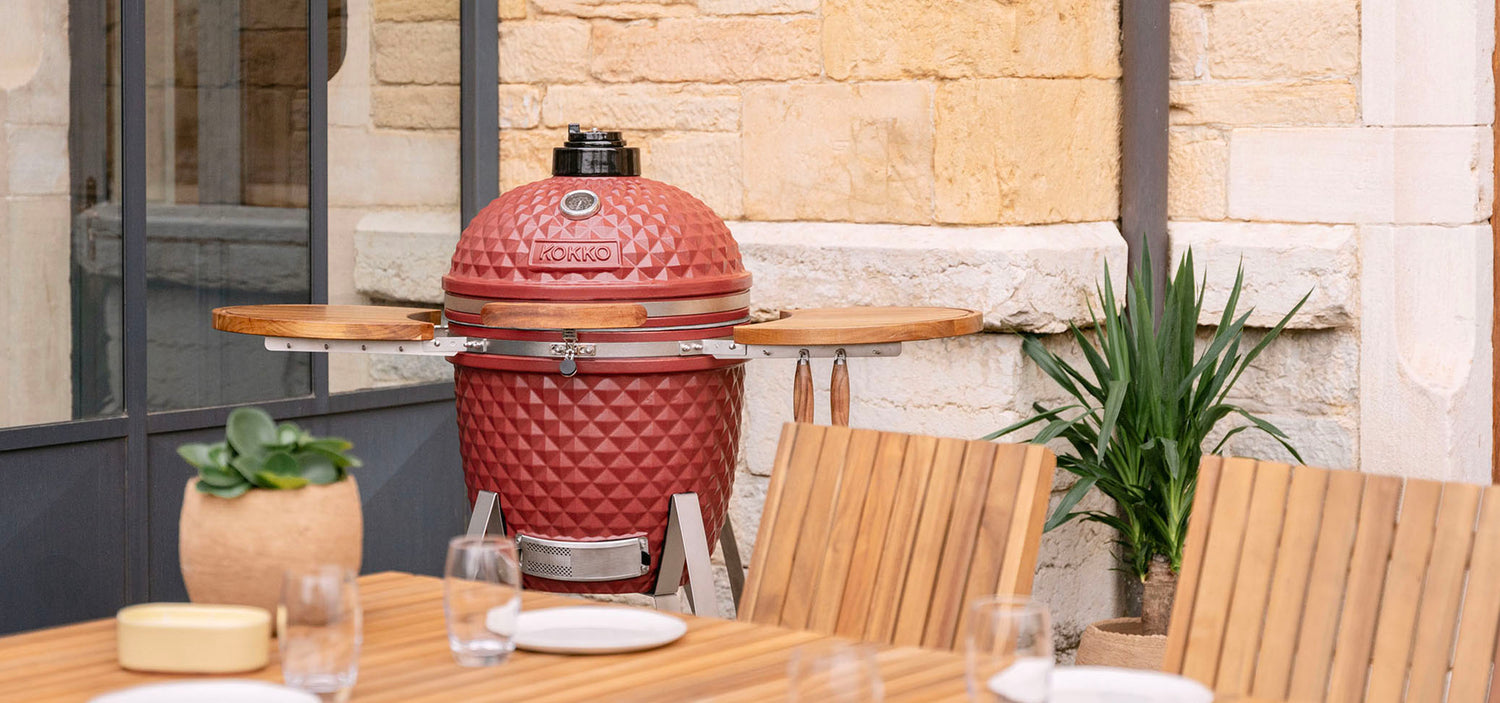 Kamado Kokko rosso ossido installato all’esterno, che racconta l’universo e la storia del marchio.
