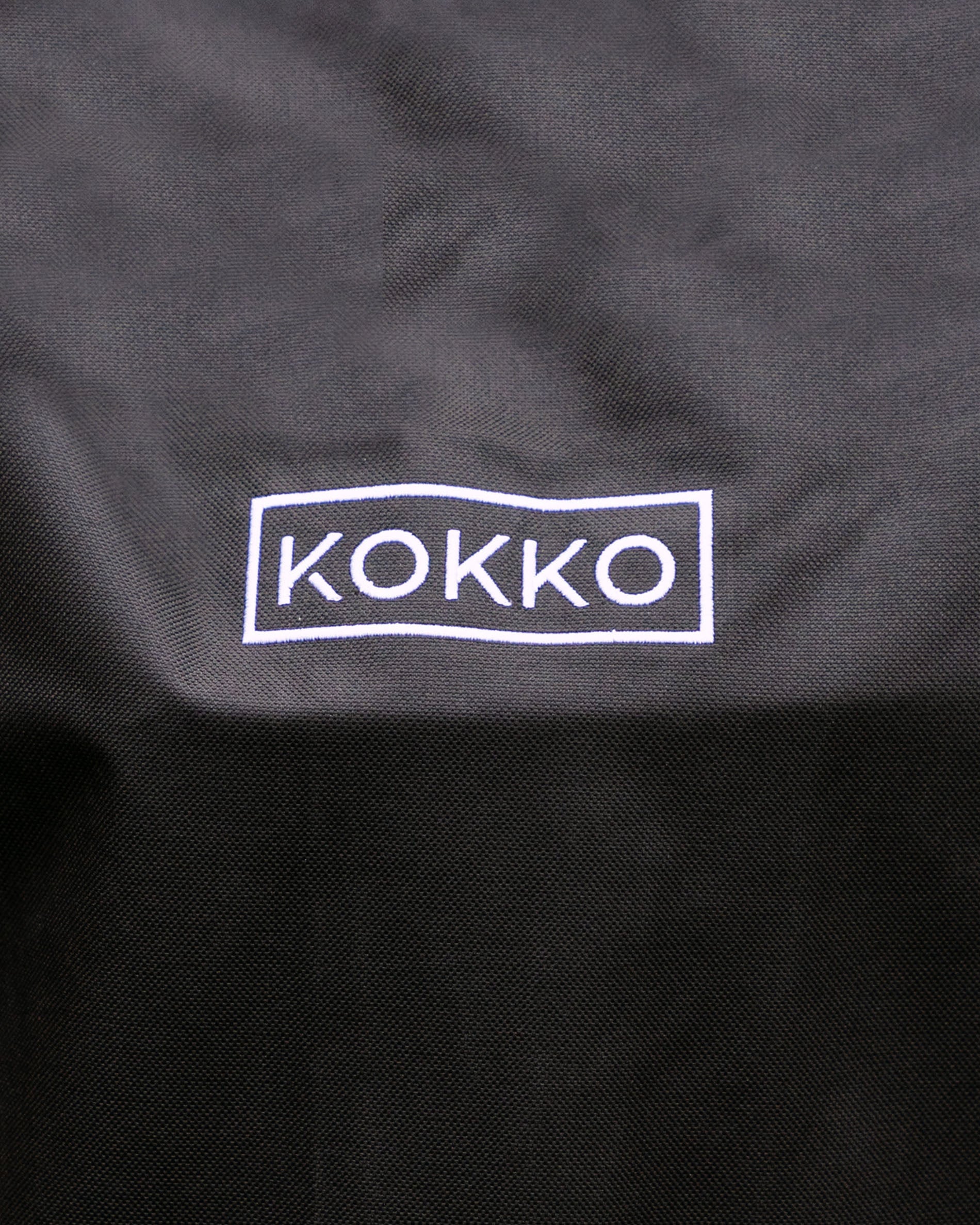 Copertura protettiva nera Kokko con logo bianco, adatta ai kamado Kokko.