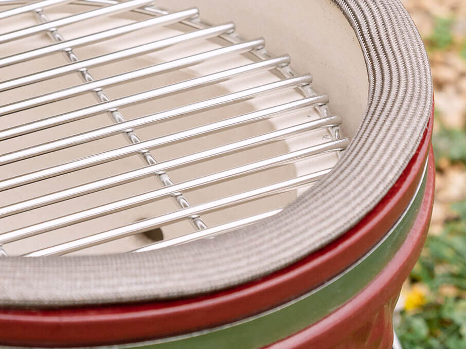 Guarnizione in fibra di vetro del Little Kokko, visibile lungo il bordo della vasca per garantire la tenuta ermetica del kamado.