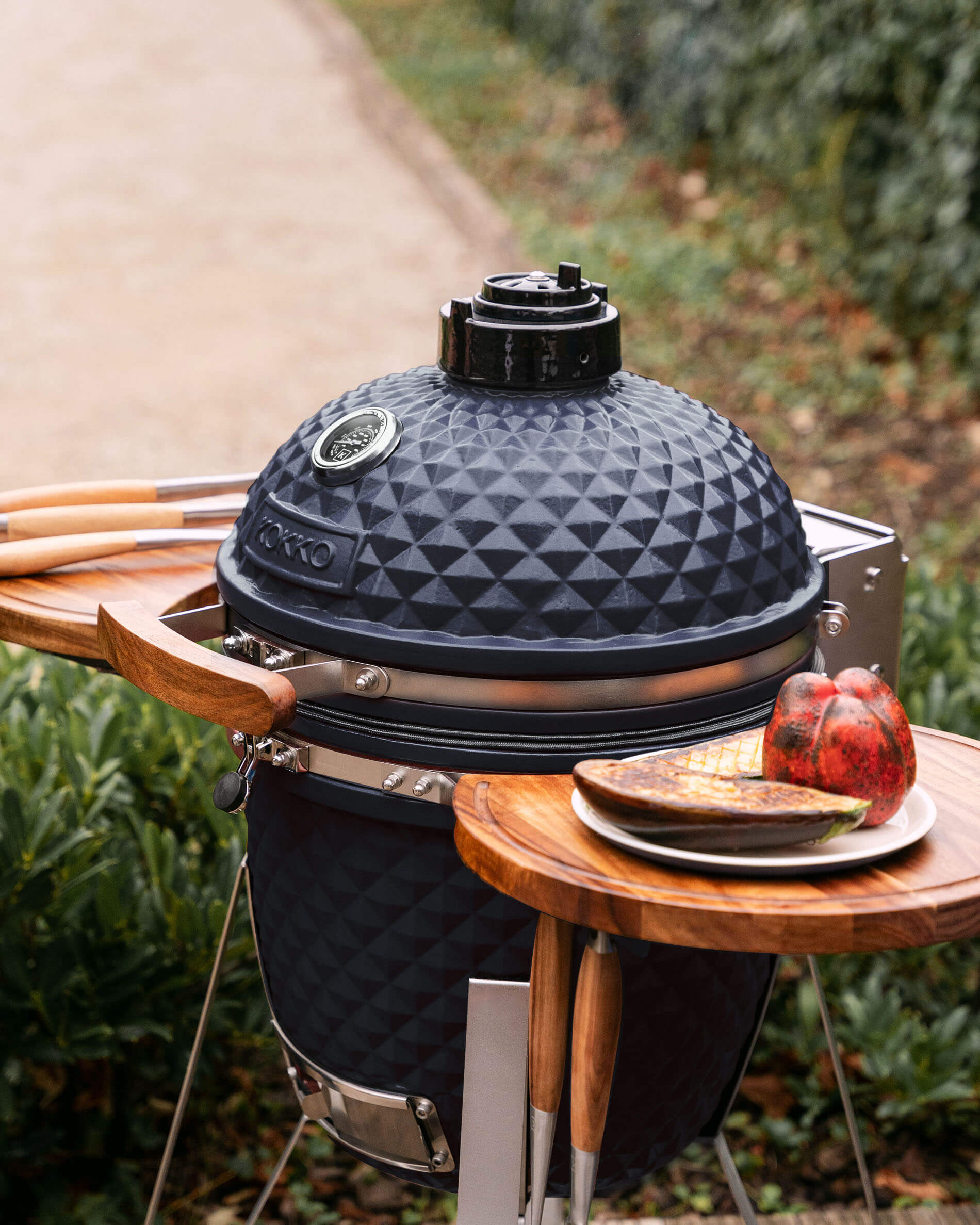 Kamado Kokko L 18 pollici in ceramica blu navy con ripiani laterali.