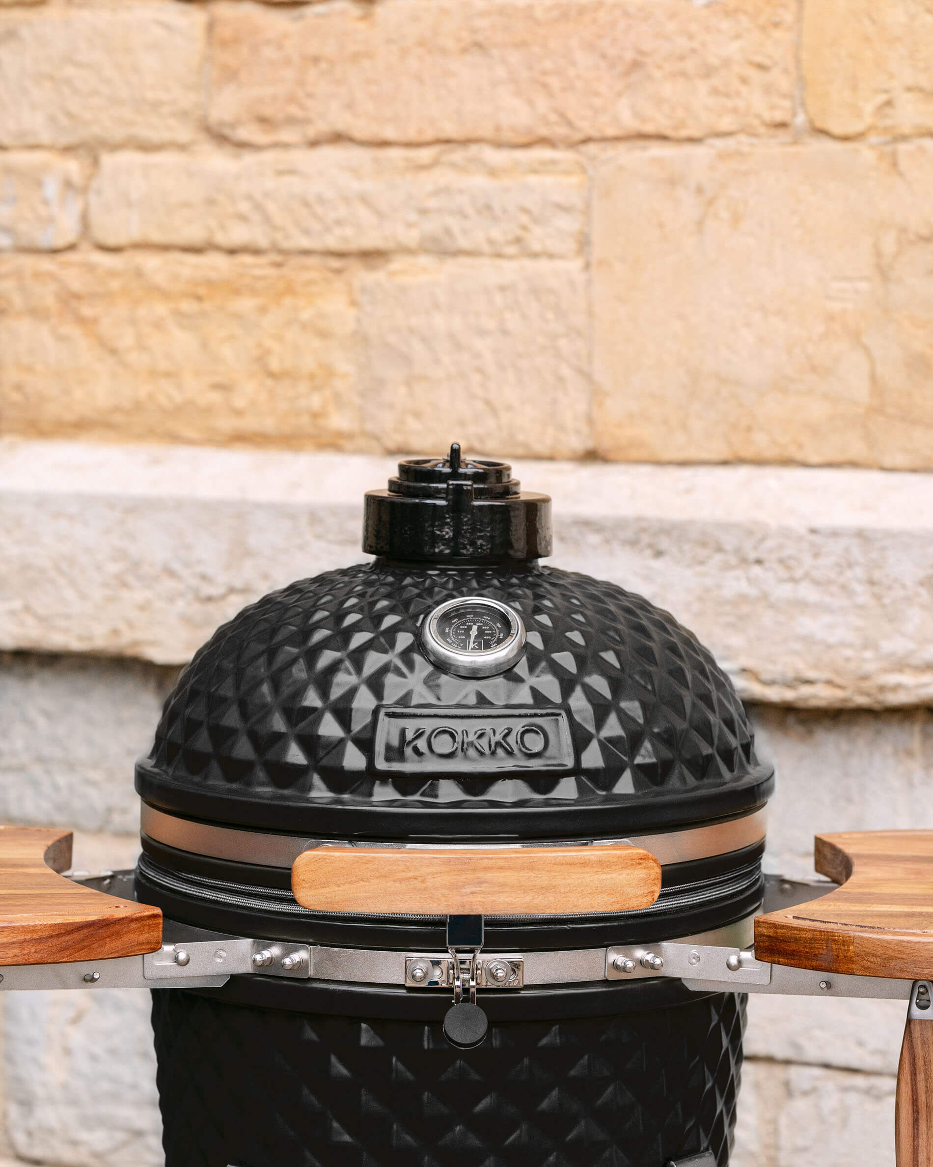 Vista frontale del kamado Kokko L 18 pollici in ceramica nero intenso.