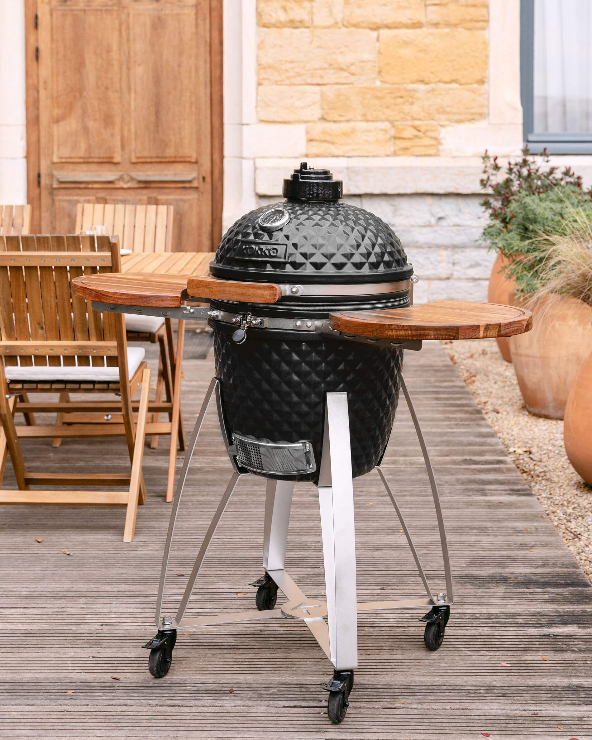 Kamado Kokko L 18 pollici in ceramica nero profondo con ripiani in legno.