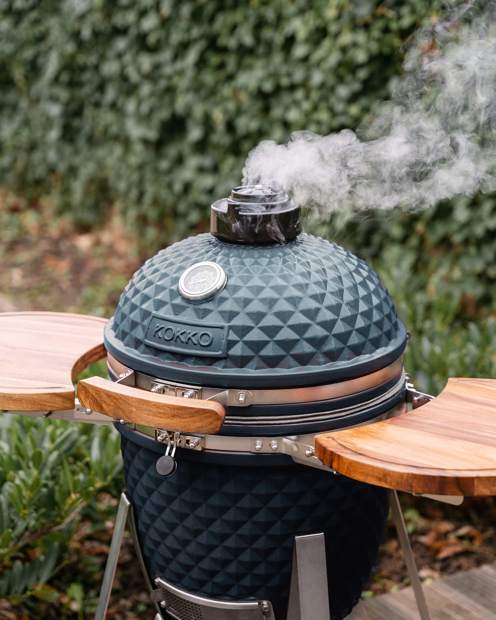 Kamado Kokko L 18 pollici in ceramica blu oceano installato all’esterno.