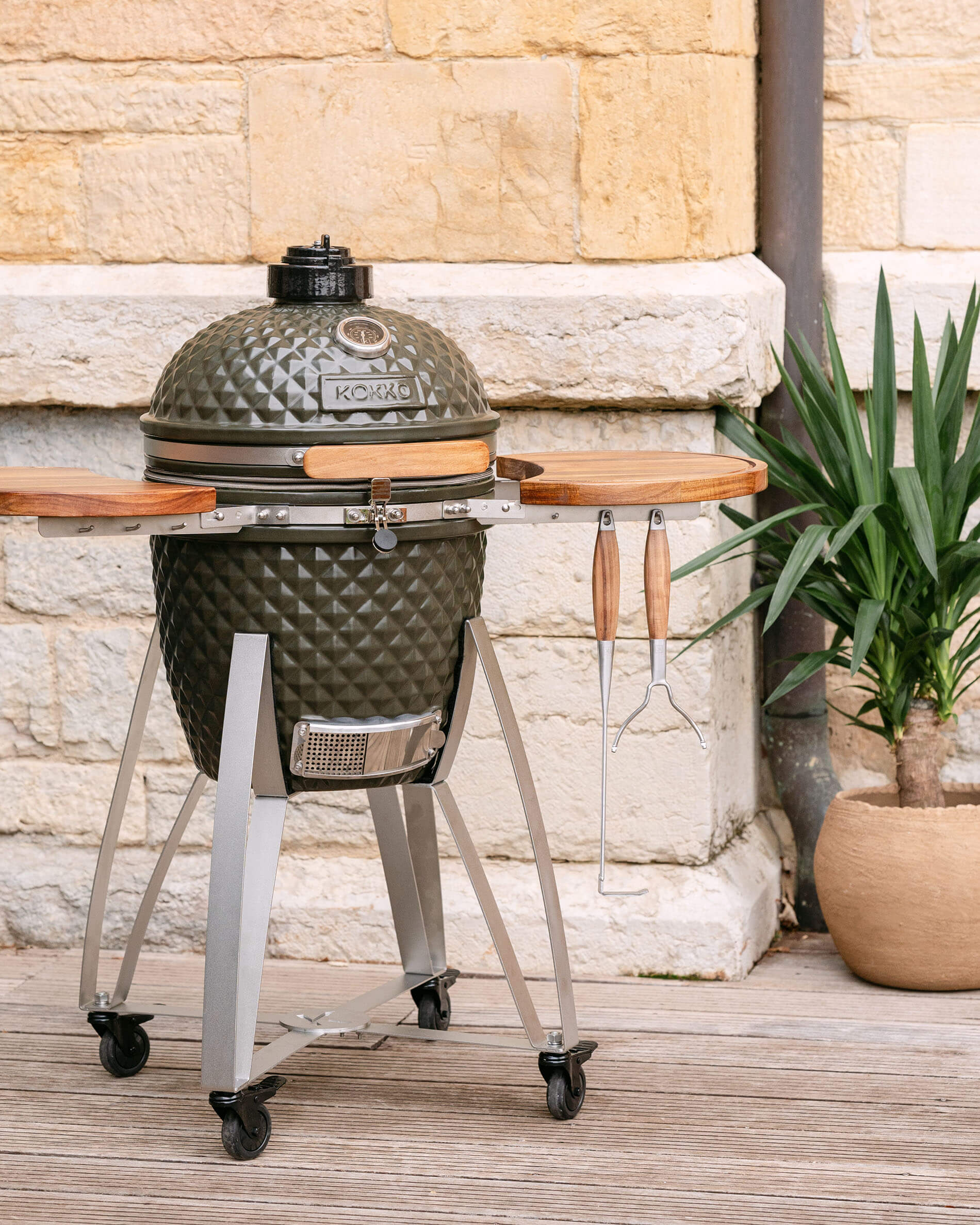 Kamado Kokko L 18 pollici in ceramica verde oliva posizionato su carrello.
