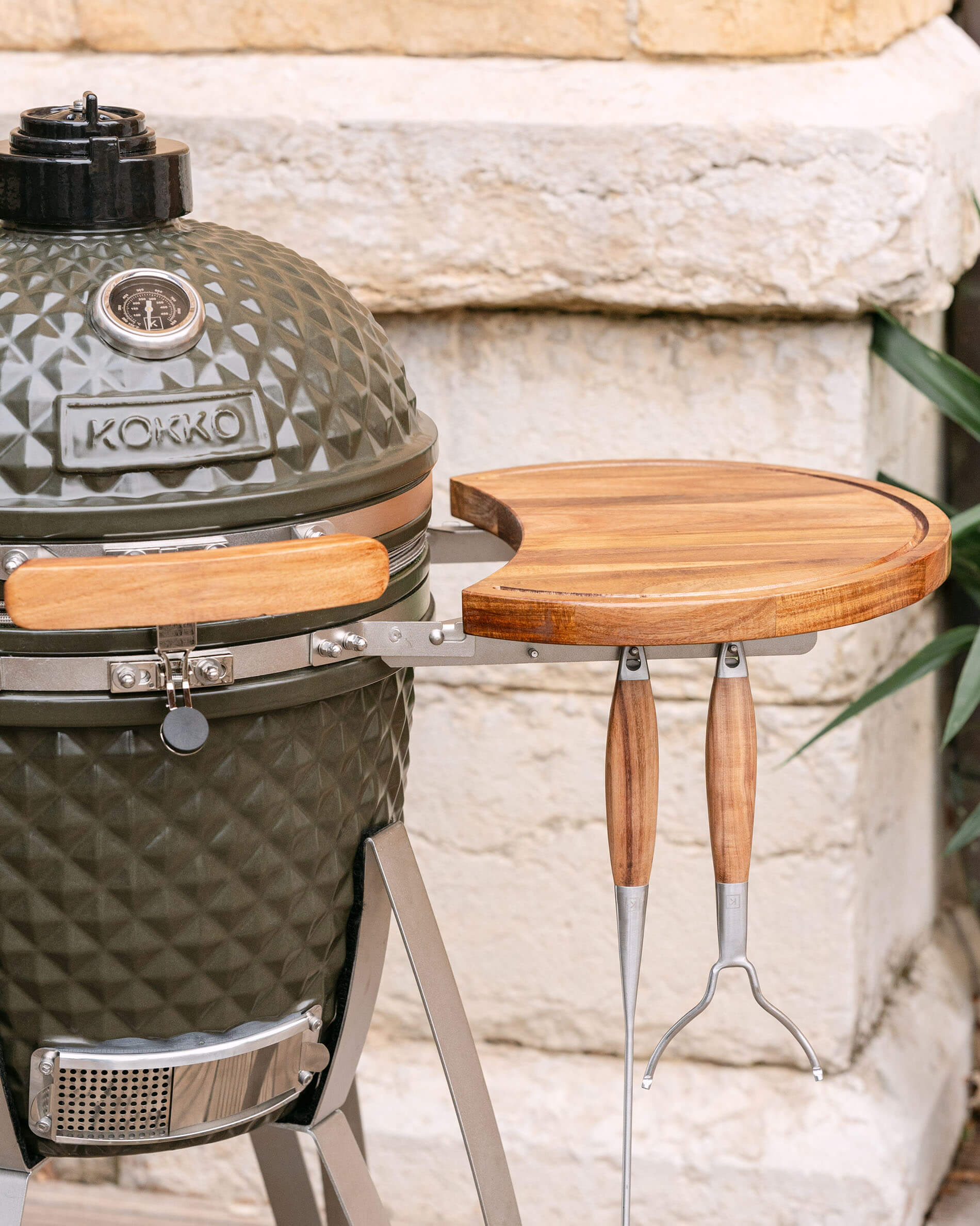 Kamado Kokko L 18 pollici in ceramica verde oliva su carrello.