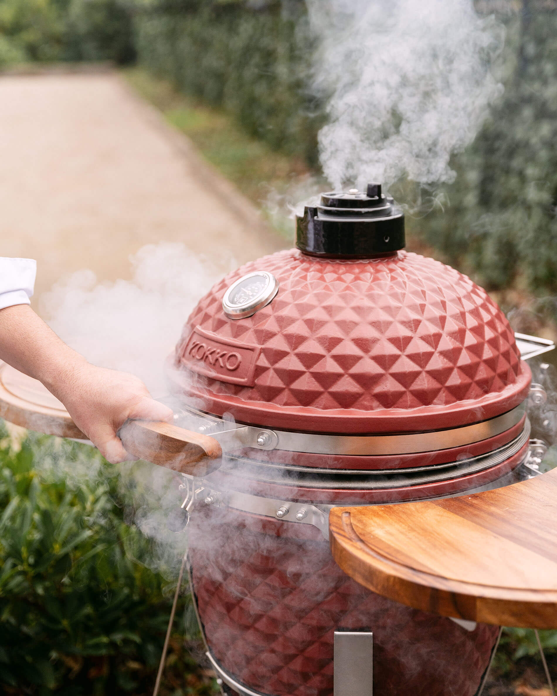 Kamado Kokko L 18 pollici in ceramica rosso ossido con fumo di cottura.