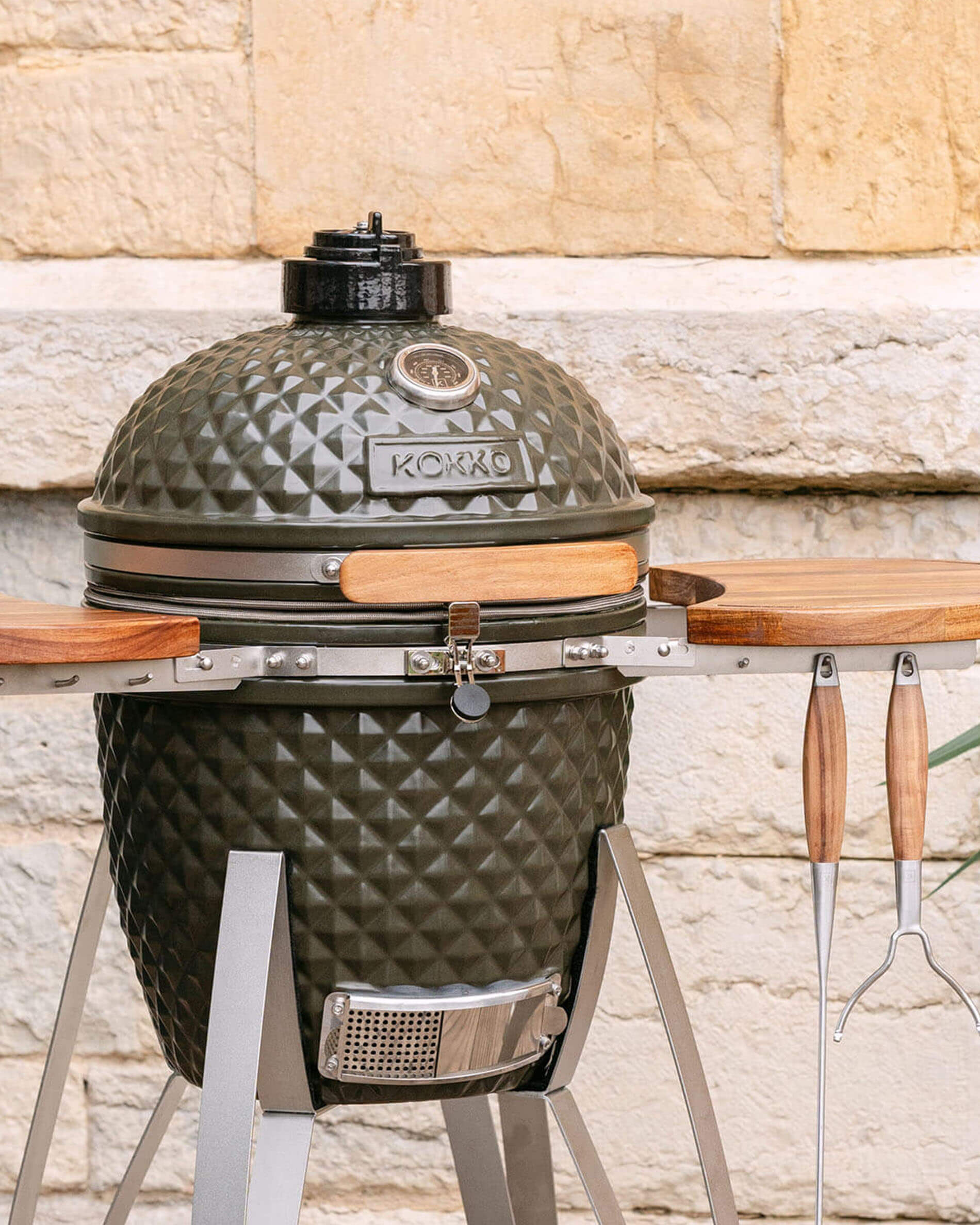 Kamado Kokko 18 pollici verde oliva, presentato da solo all’aperto.