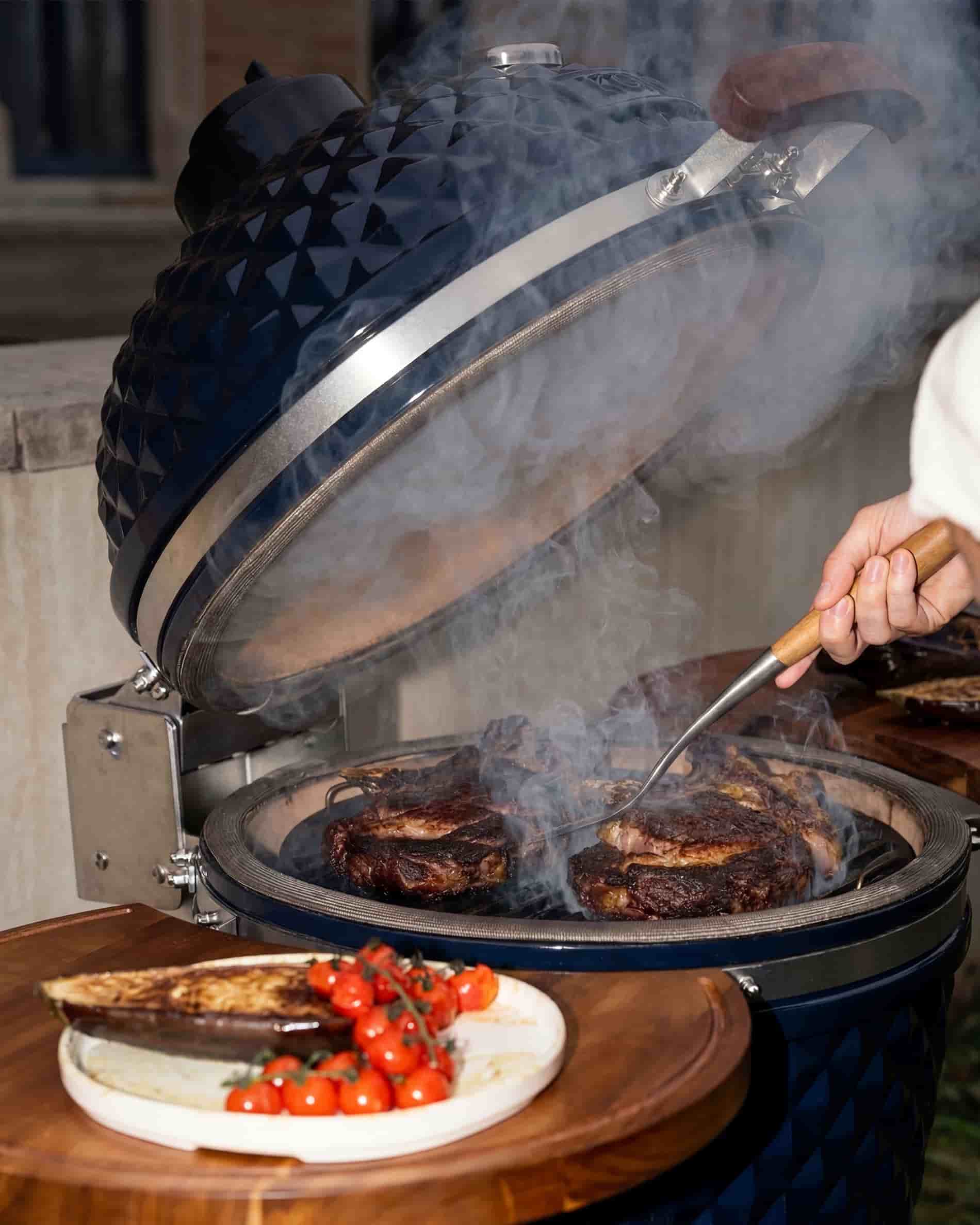 Costate di manzo grigliate su un kamado Kokko durante una cottura perfetta.