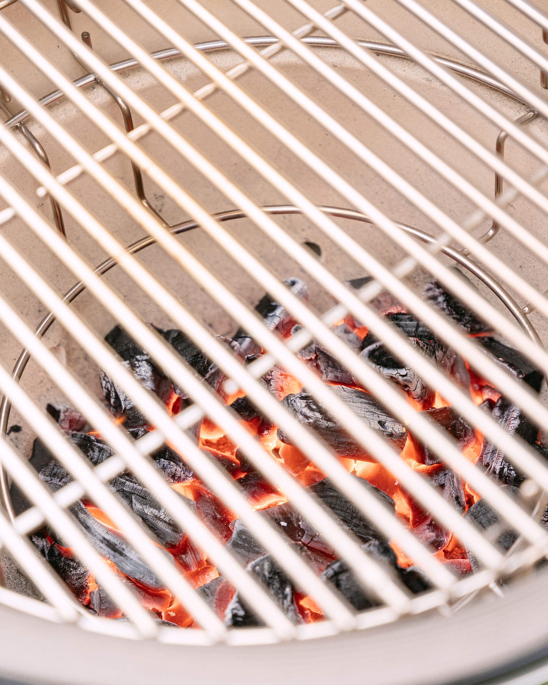 Primo piano sulla griglia di cottura in acciaio inox del kamado Kokko.