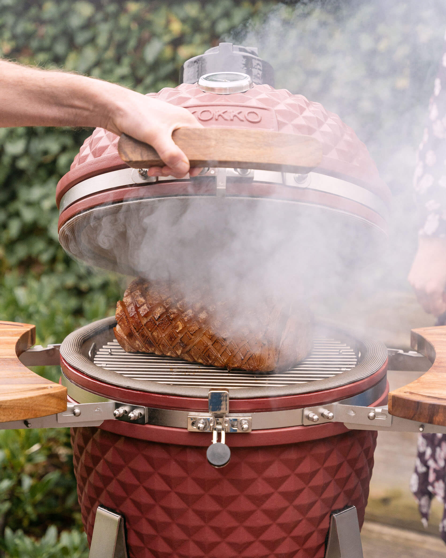 Kamado Kokko L 18 pollici durante l’affumicatura con fuoriuscita di fumo.