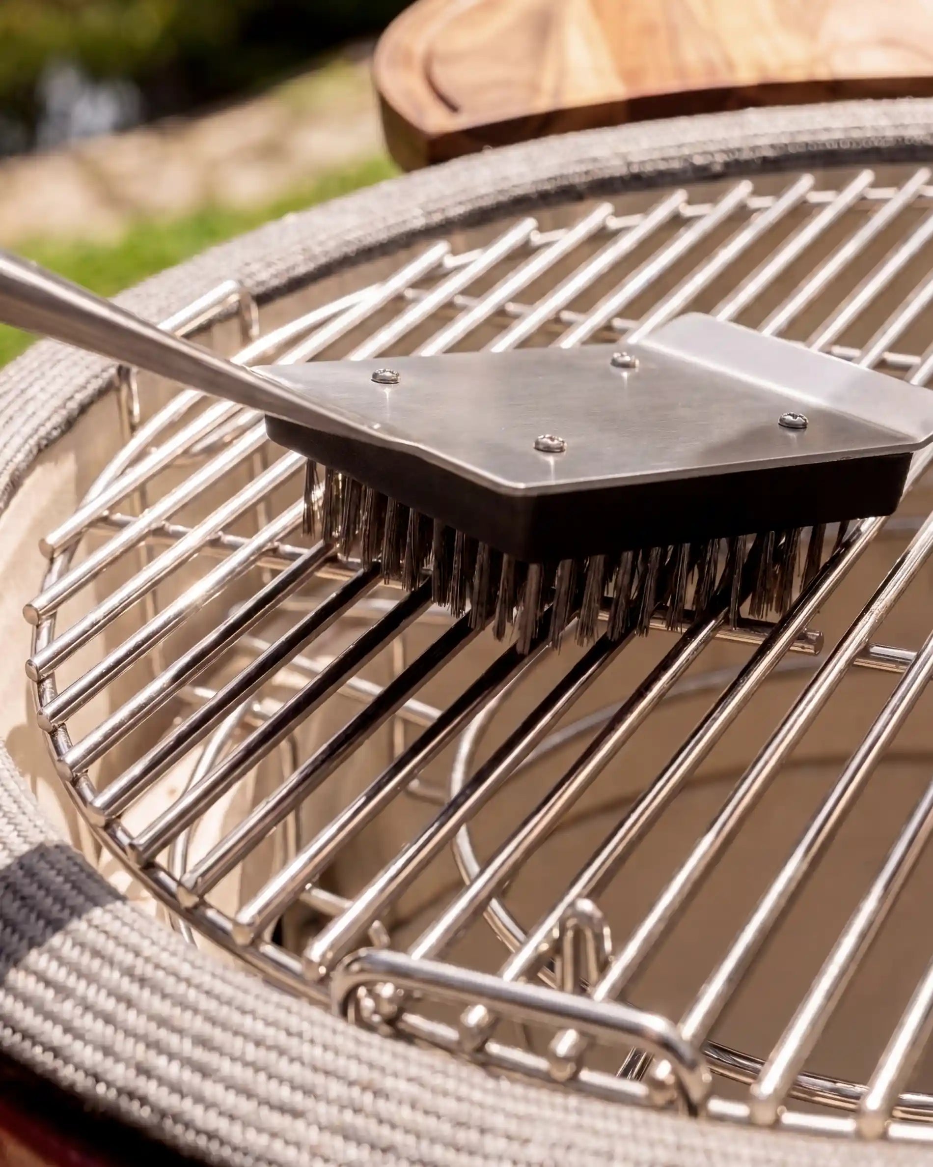 Brosse du set Kokko utilisée sur une grille de kamado
