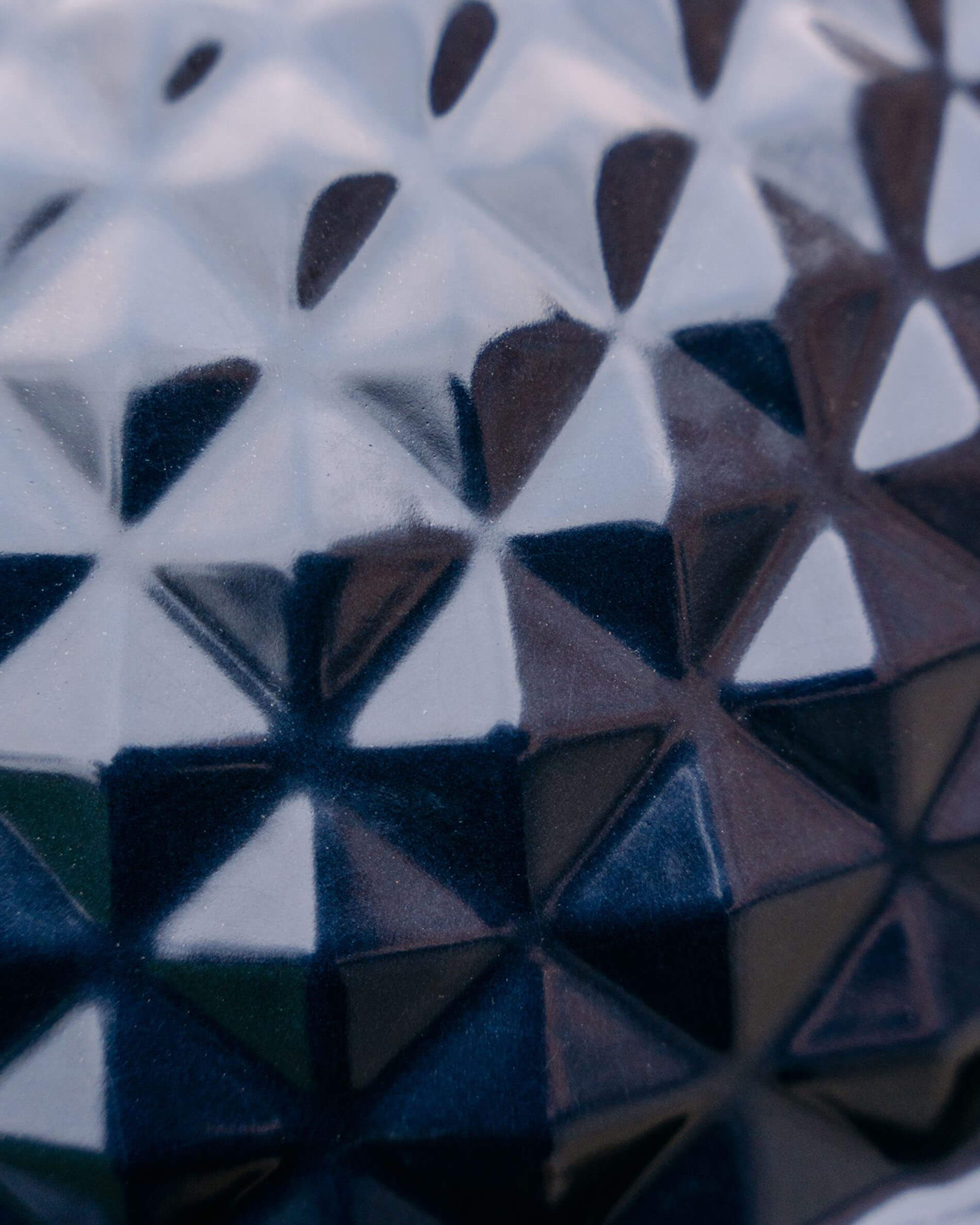 Primo piano sulla ceramica blu navy testurizzata del kamado Kokko L 18 pollici.