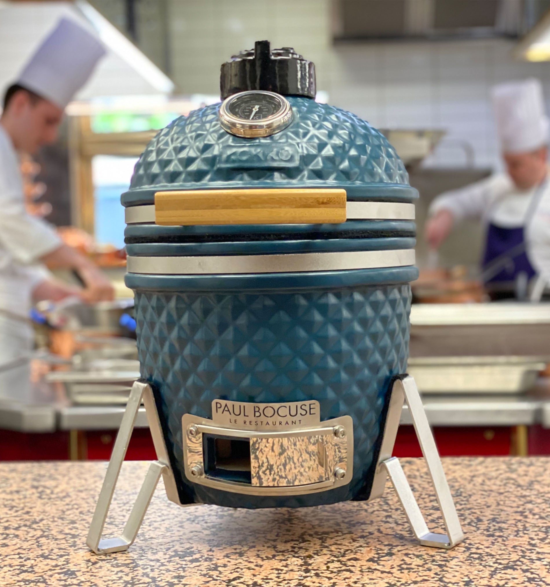 Kamado Kokko blu oceano posizionato davanti a un ristorante gastronomico Paul Bocuse.