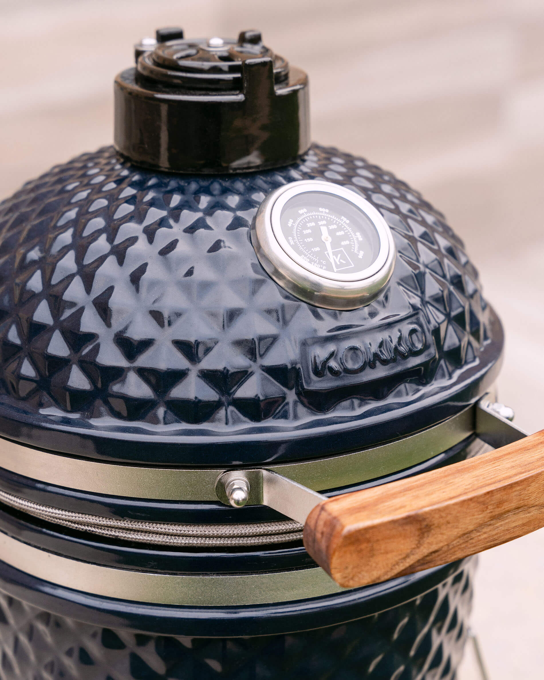 Kamado Little Kokko 13 in ceramica blu navy con ripiano in legno.