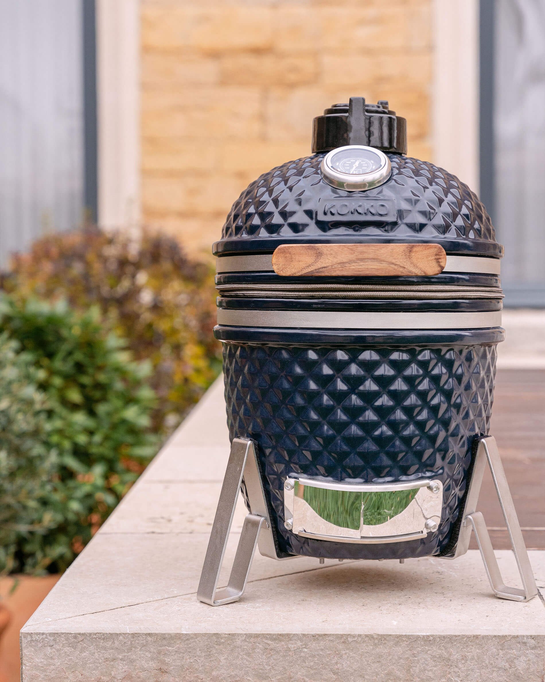 Kamado Little Kokko 13 in ceramica blu navy posizionato sul suo supporto.