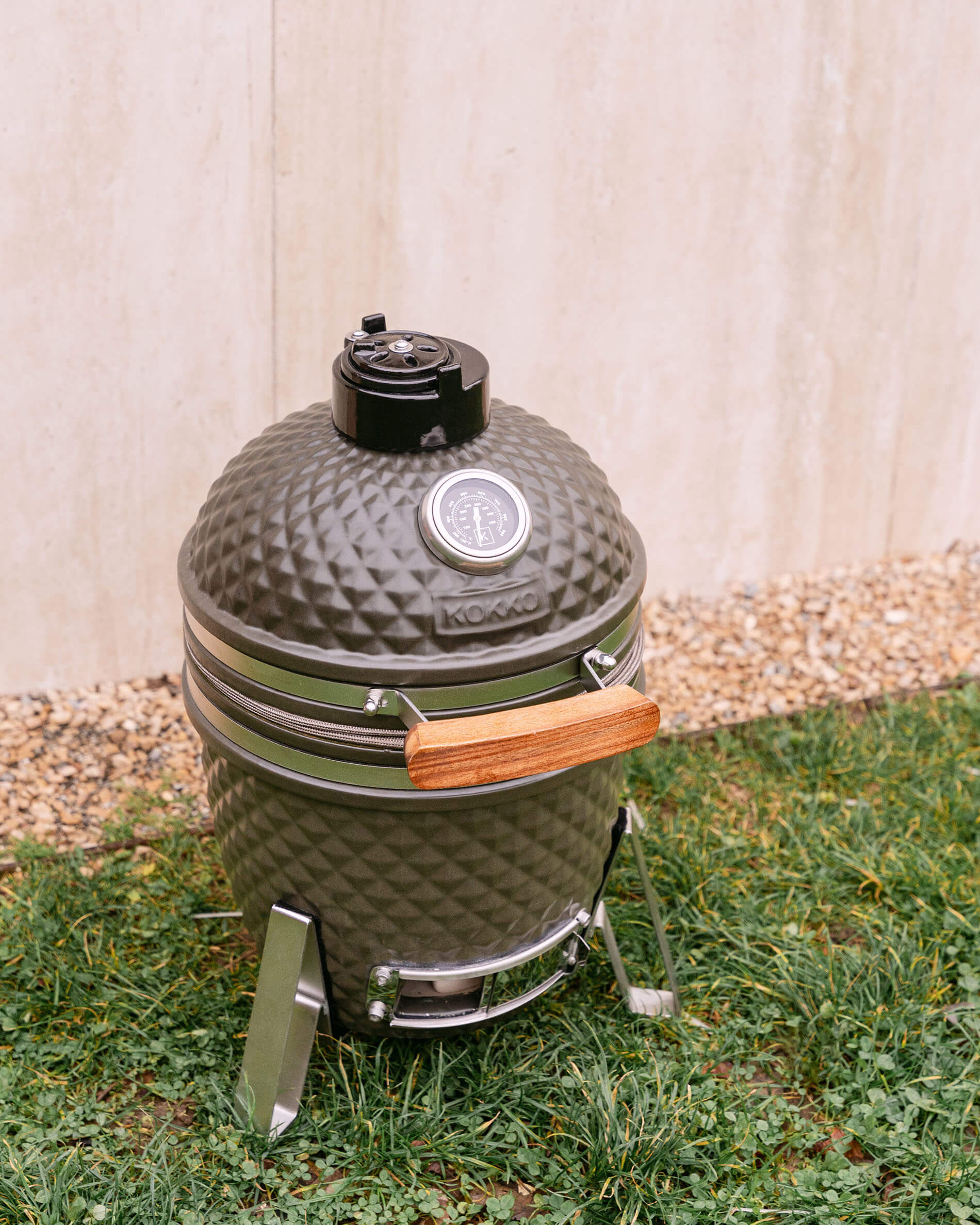 Kamado Little Kokko 13 in ceramica presentato all’esterno.