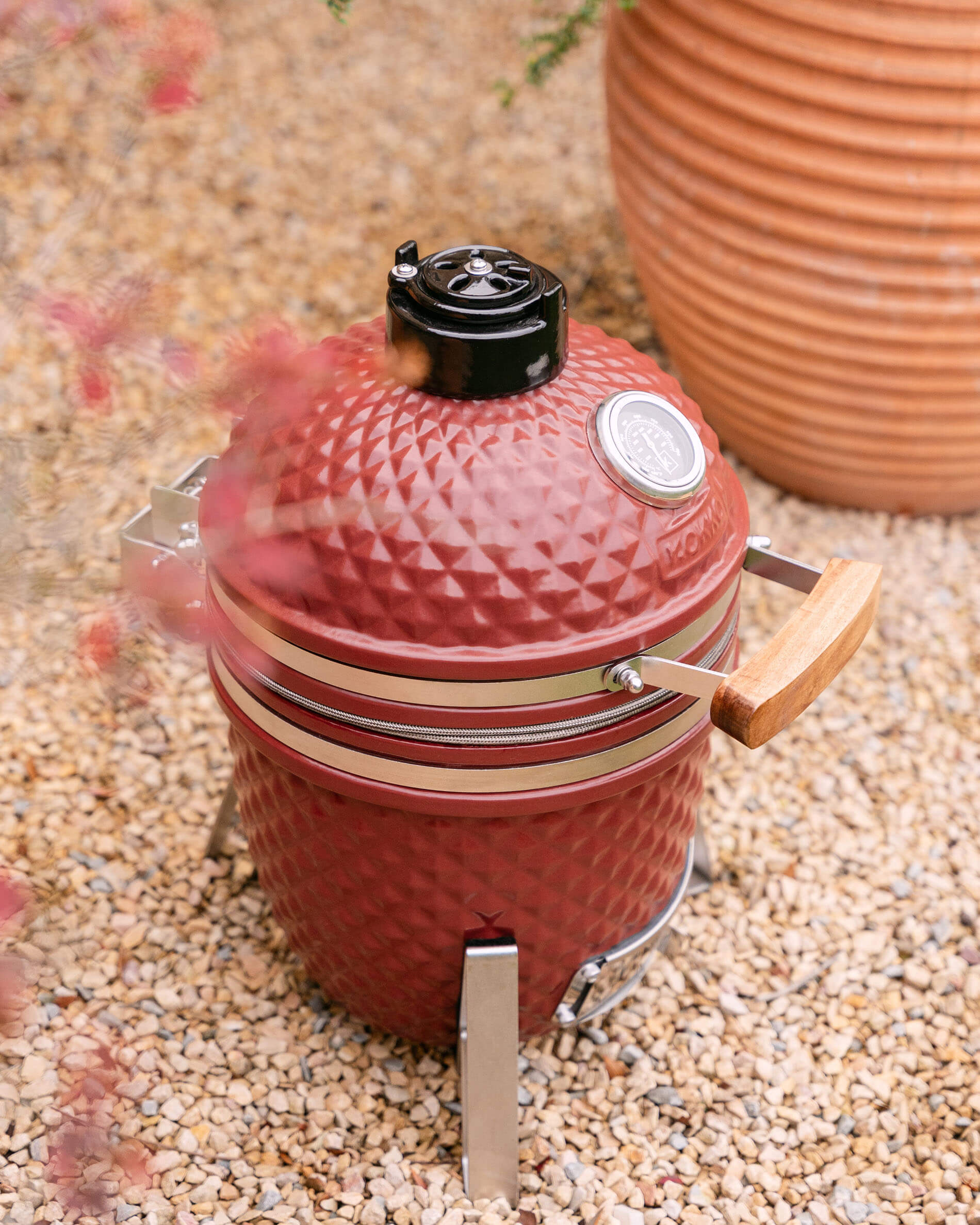Kamado Little Kokko 13 in ceramica rosso ossido visto di fronte.