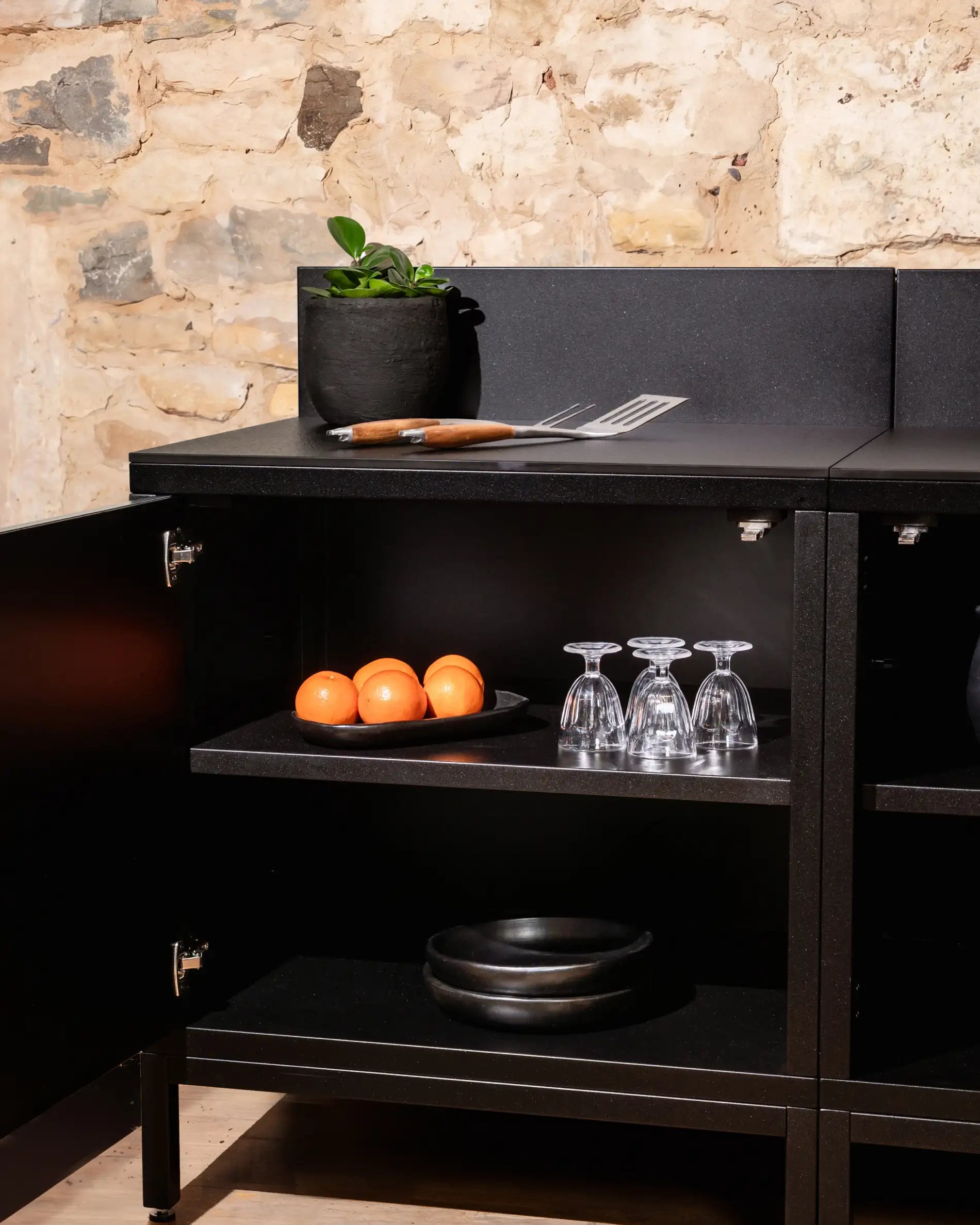 Modulo contenitore Kokko nero con mensole aperte e accessori da cucina