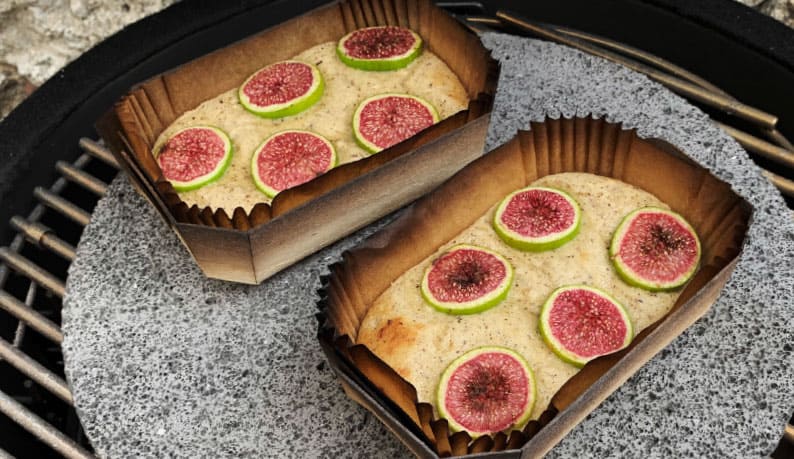 Tortino morbido ai fichi su pietra lavica