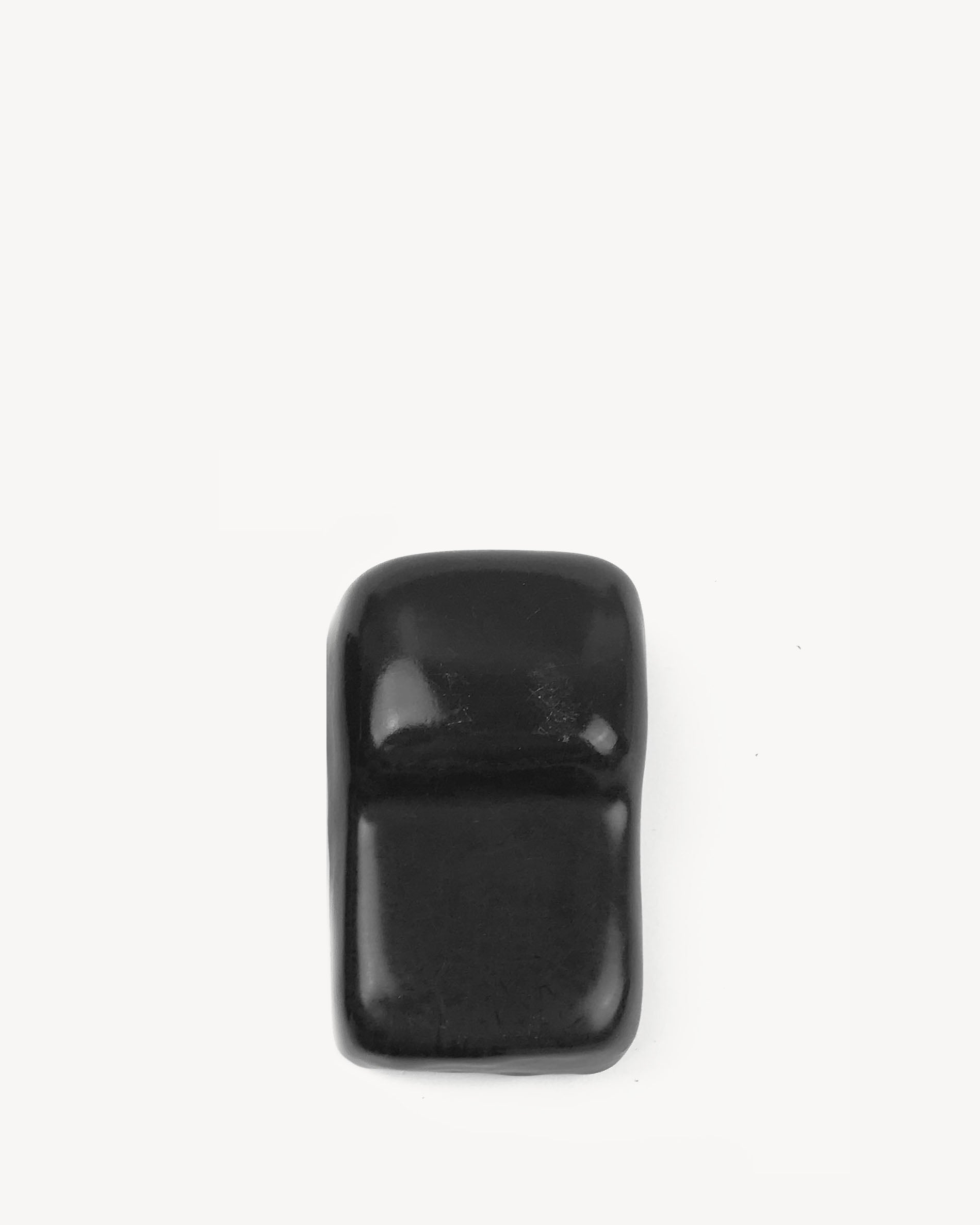 Base in ceramica nera progettata per stabilizzare un kamado Kokko.