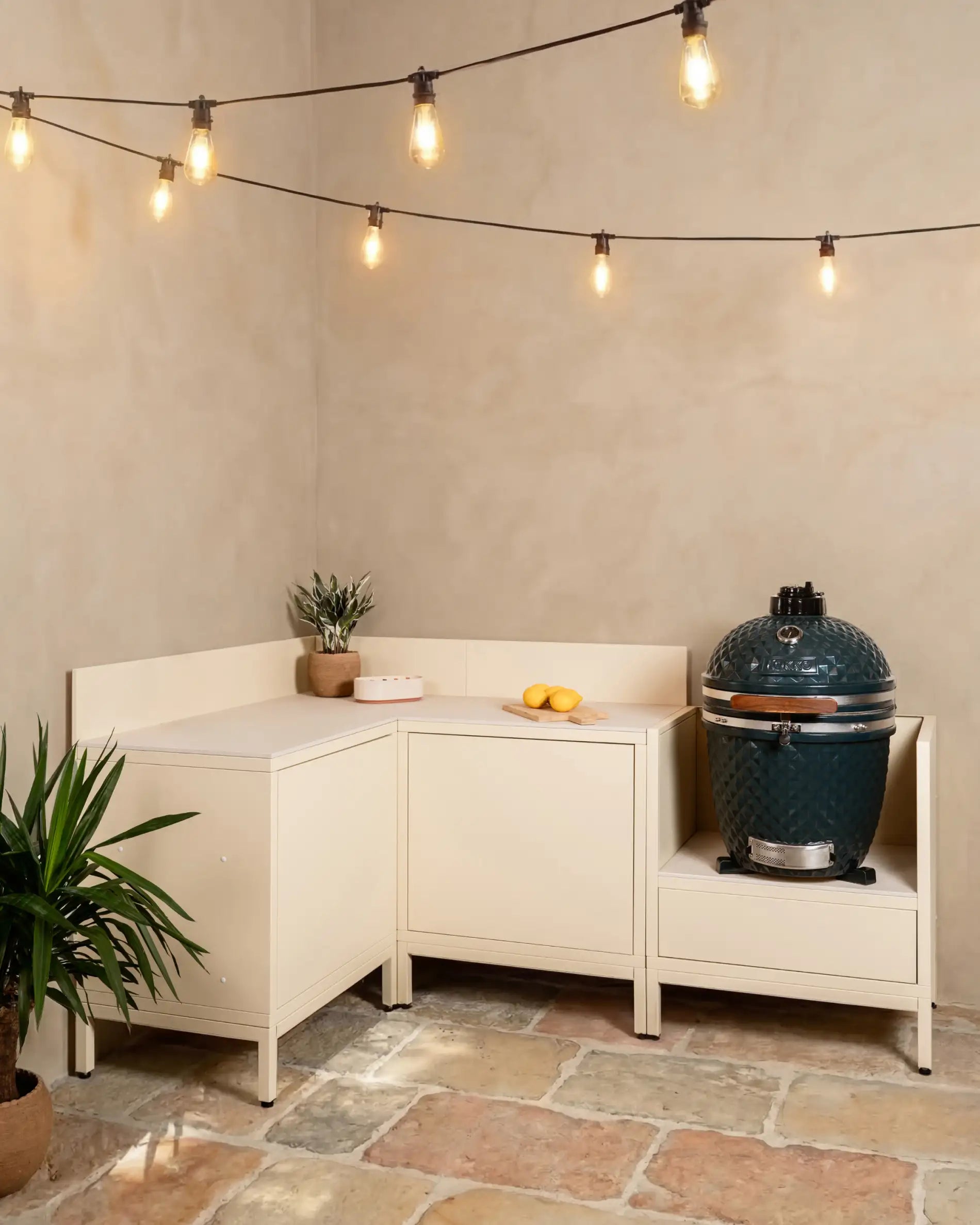 Cucina da esterno Kokko crema ad angolo con kamado e piano di lavoro