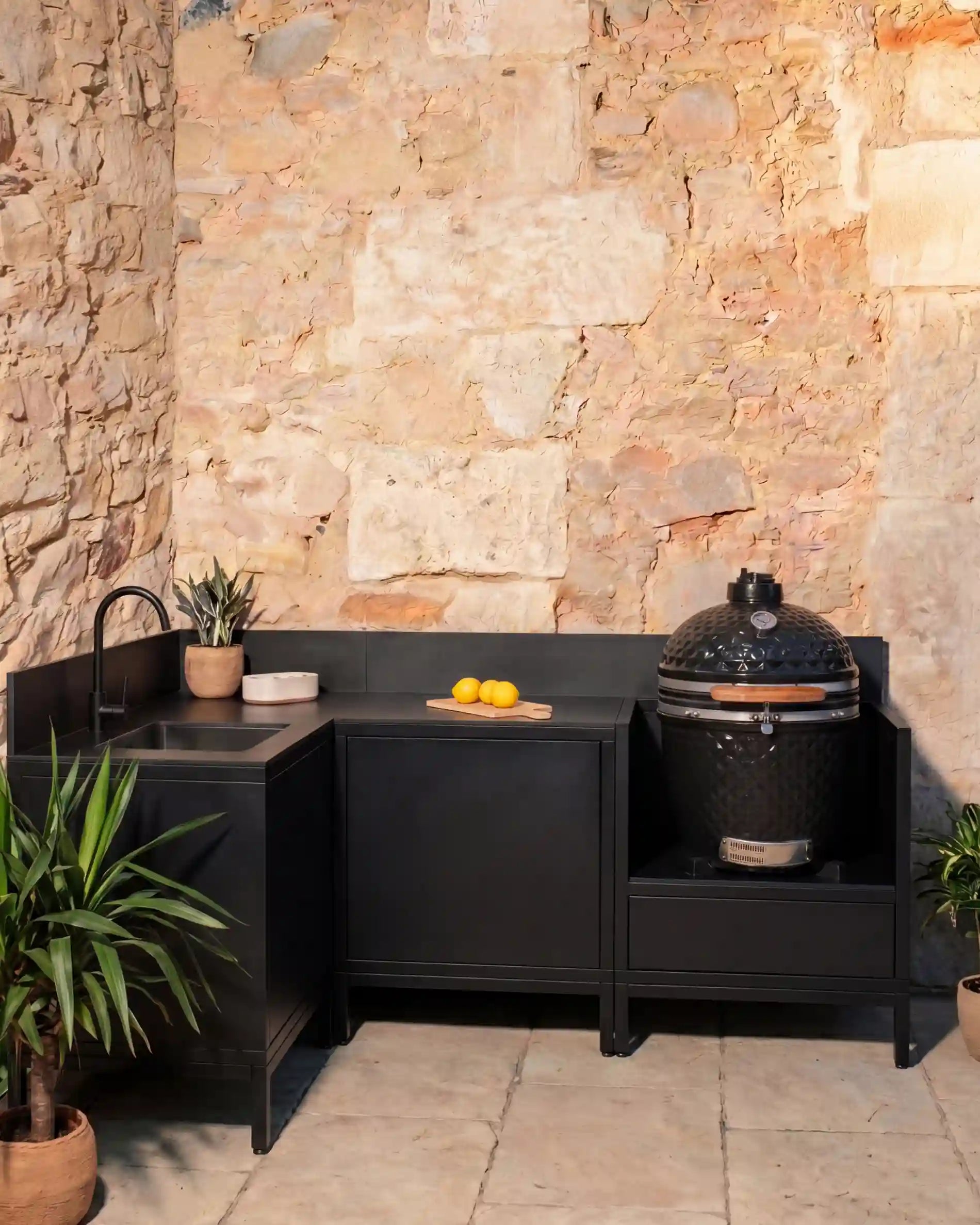 Cucina da esterno Kokko nera angolare con lavello e kamado integrato