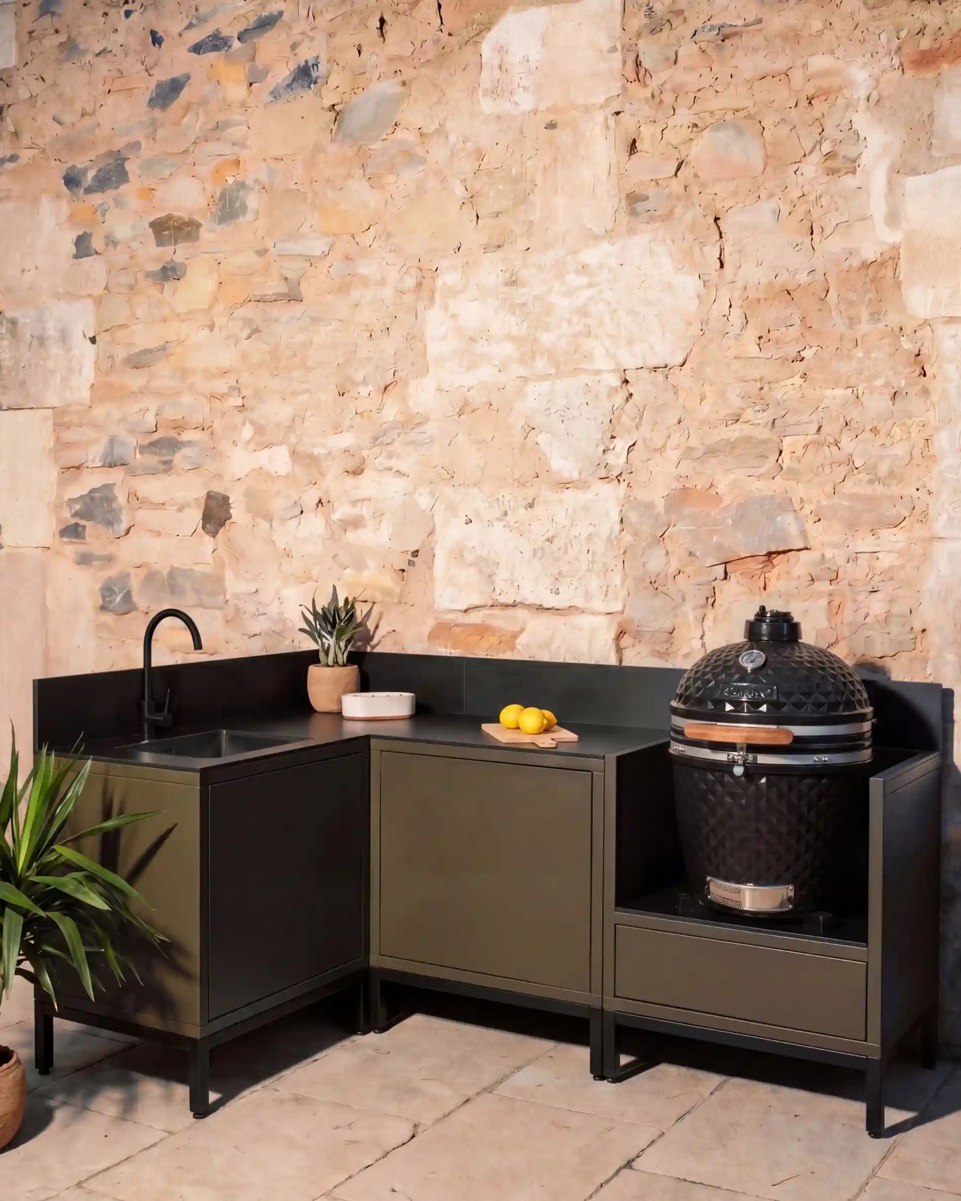 Cucina esterna Kokko olive ad angolo con lavello nero e kamado