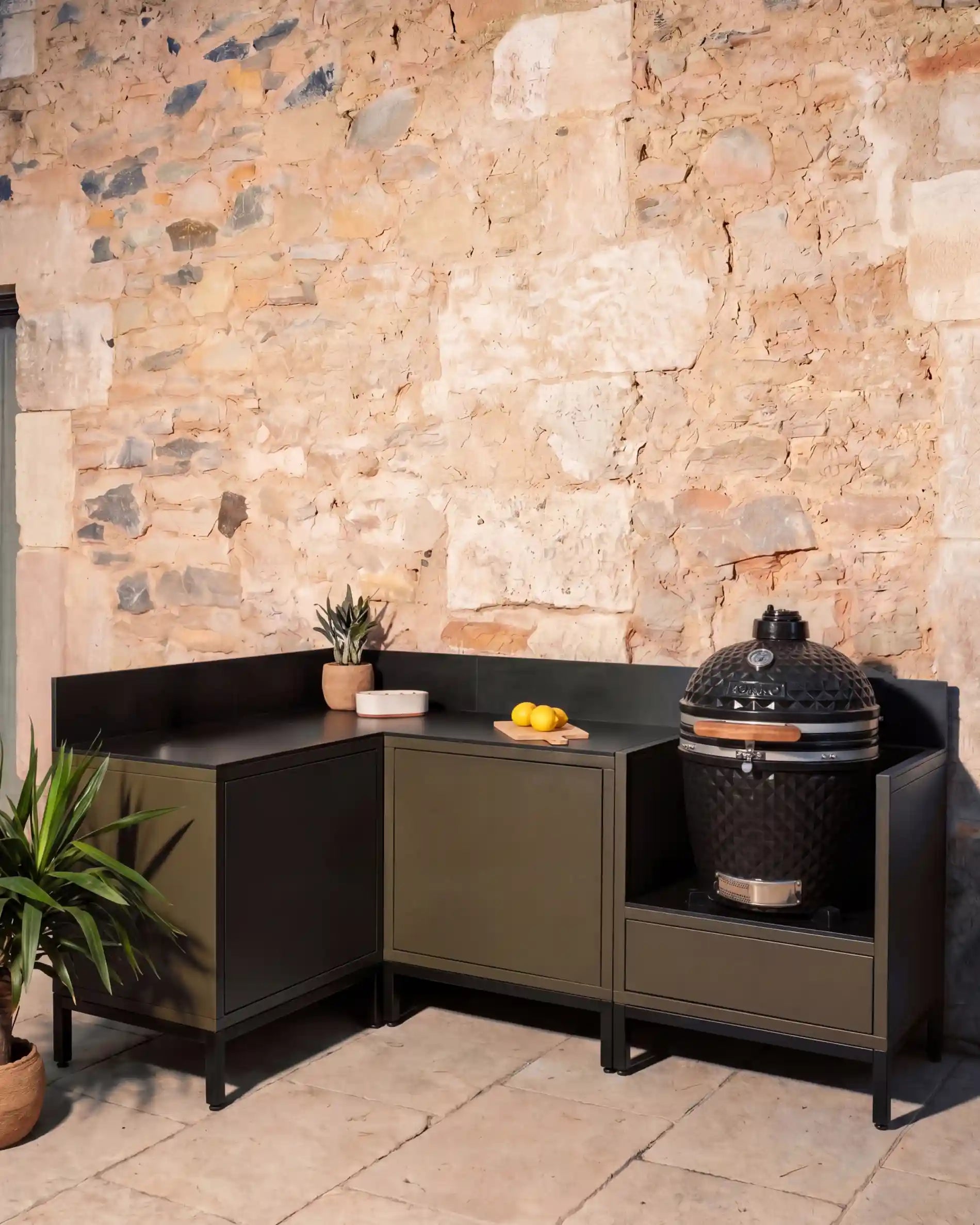 Cucina da esterno Kokko oliva angolare con kamado e vani integrati