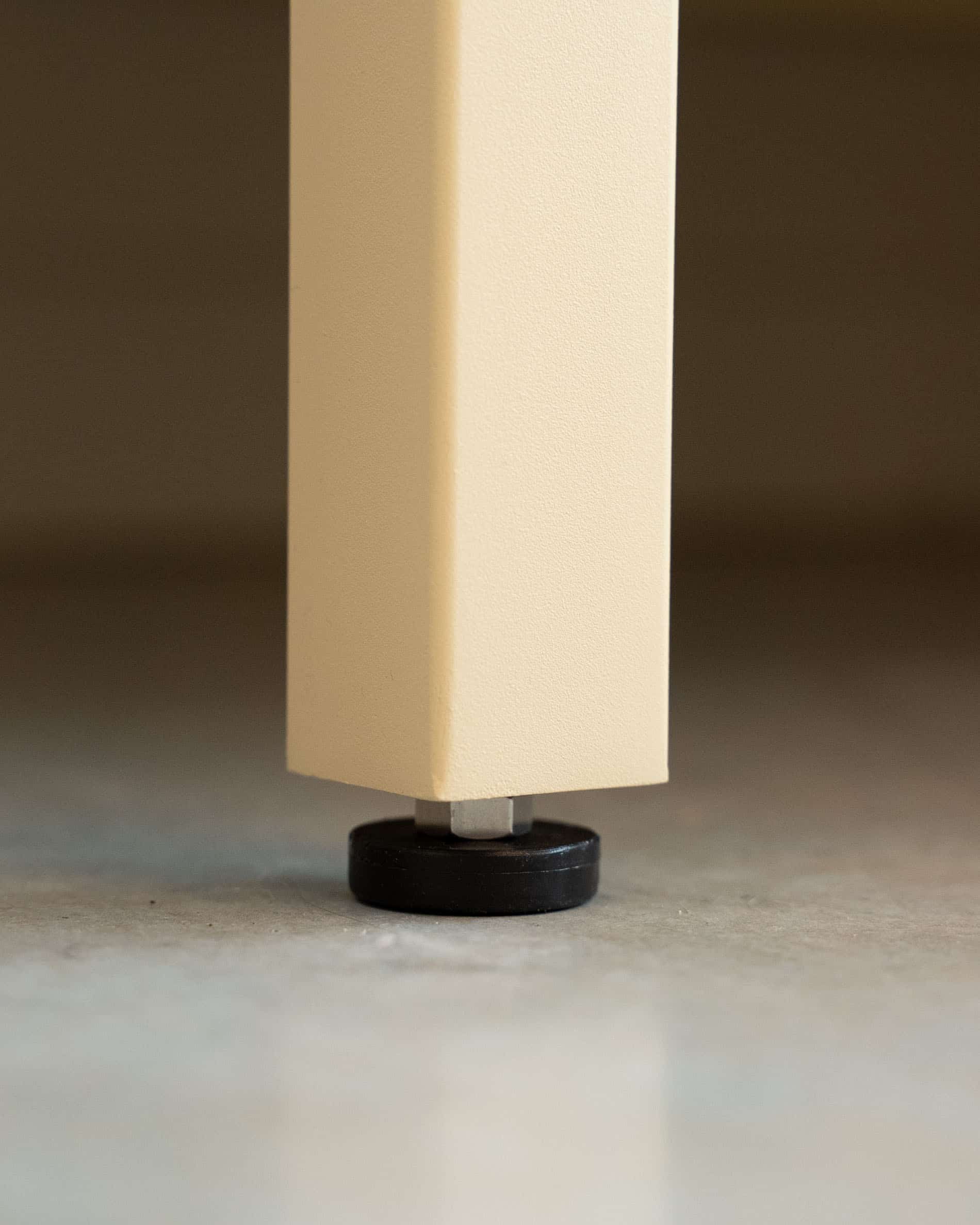 Dettaglio del piedino regolabile di una cucina su pilotis, che mostra la struttura rialzata e il sistema di livellamento del mobile.