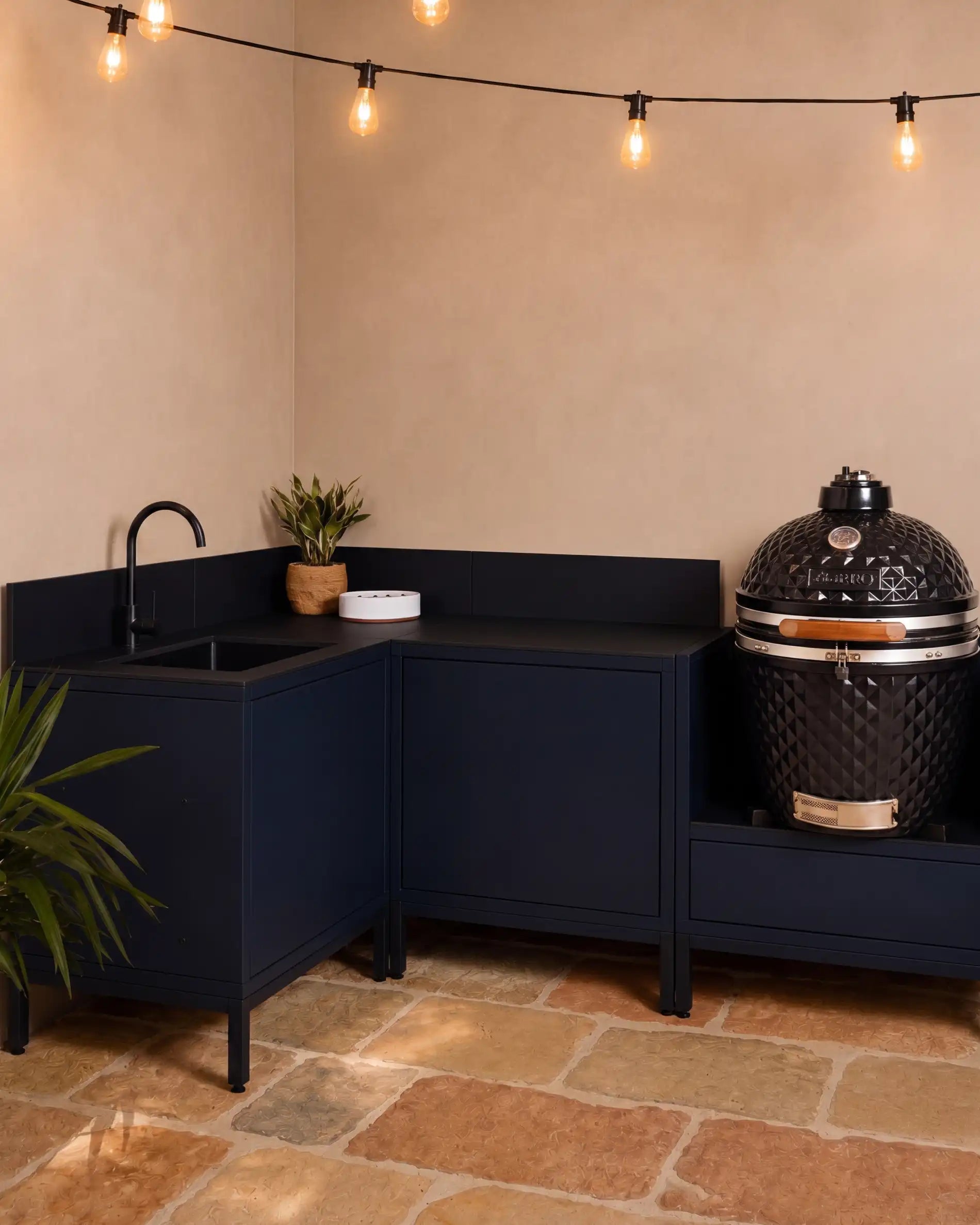 Cuisine d'angle PILOTIS bleu marine avec évier et kamado bleu marine