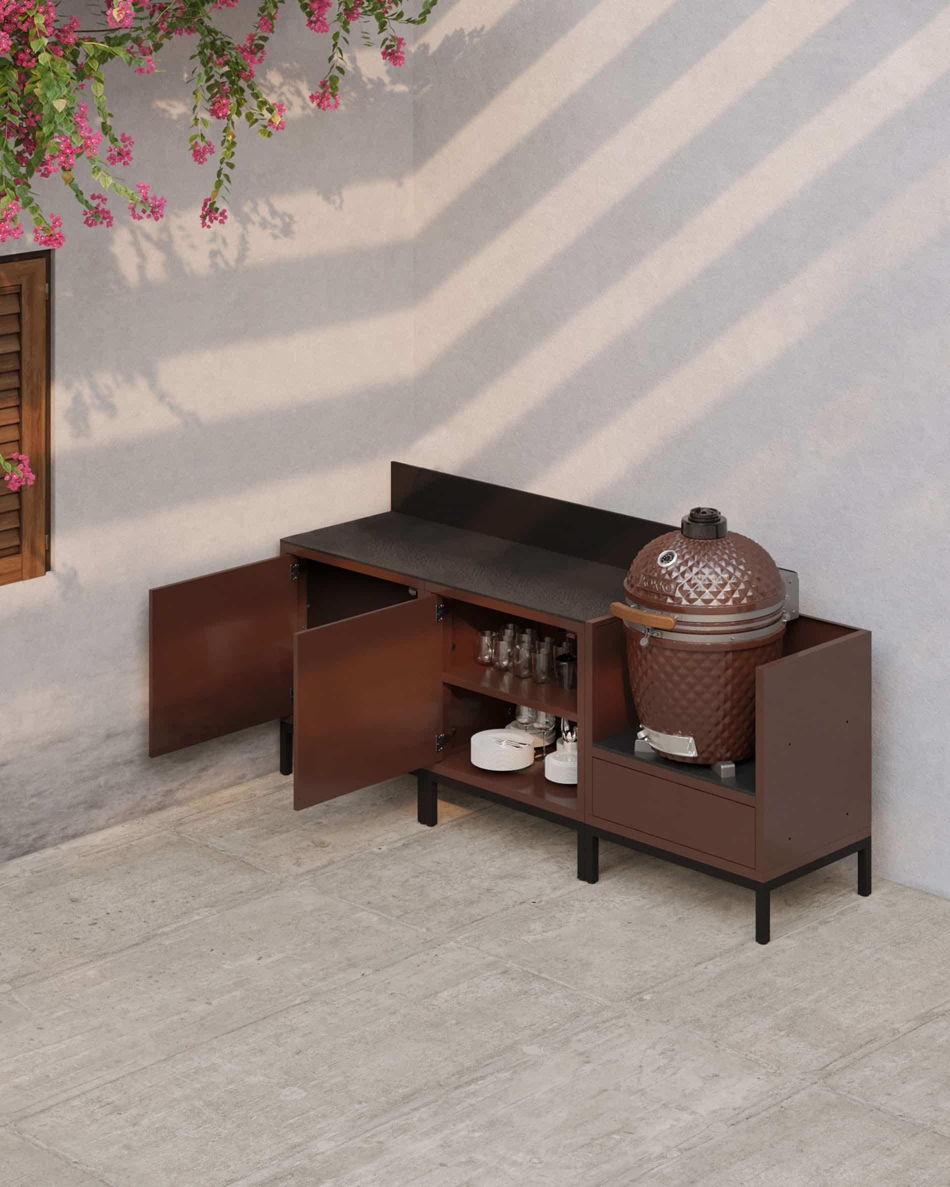 Cucina su palafitte con finitura ruggine, ante aperte, piano di lavoro scuro, vani interni a vista e modulo kamado integrato per una cucina outdoor funzionale.