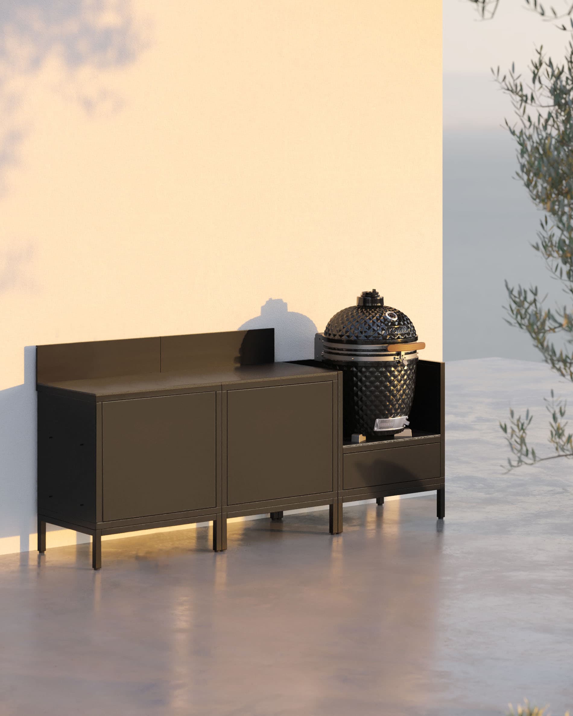 Cucina su palafitte con 3 moduli, kamado, mobile nero, piano di lavoro scuro e vani chiusi, installazione da esterno.