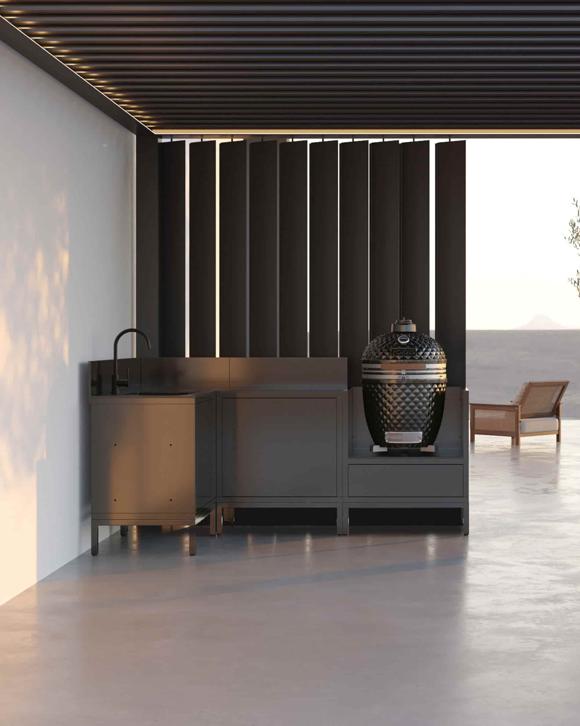 Cucina su pilotis con kamado, configurazione angolare nera sotto pergolato, mobili chiusi e piano di lavoro con lavello.
