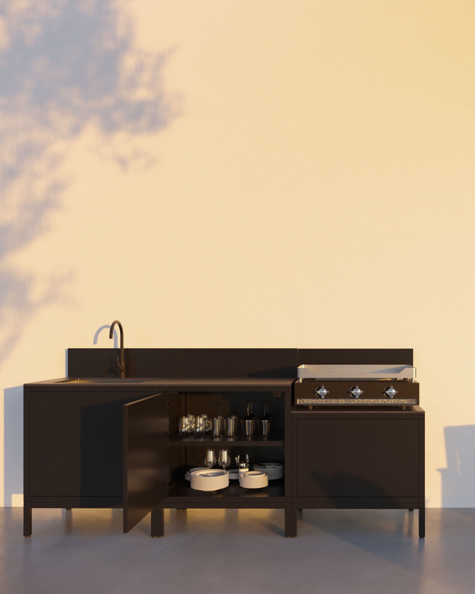 Cucina da esterno su palafitte con plancha integrata, mobili neri, lavello e vani a giorno, che mostra lo spazio di stoccaggio interno.