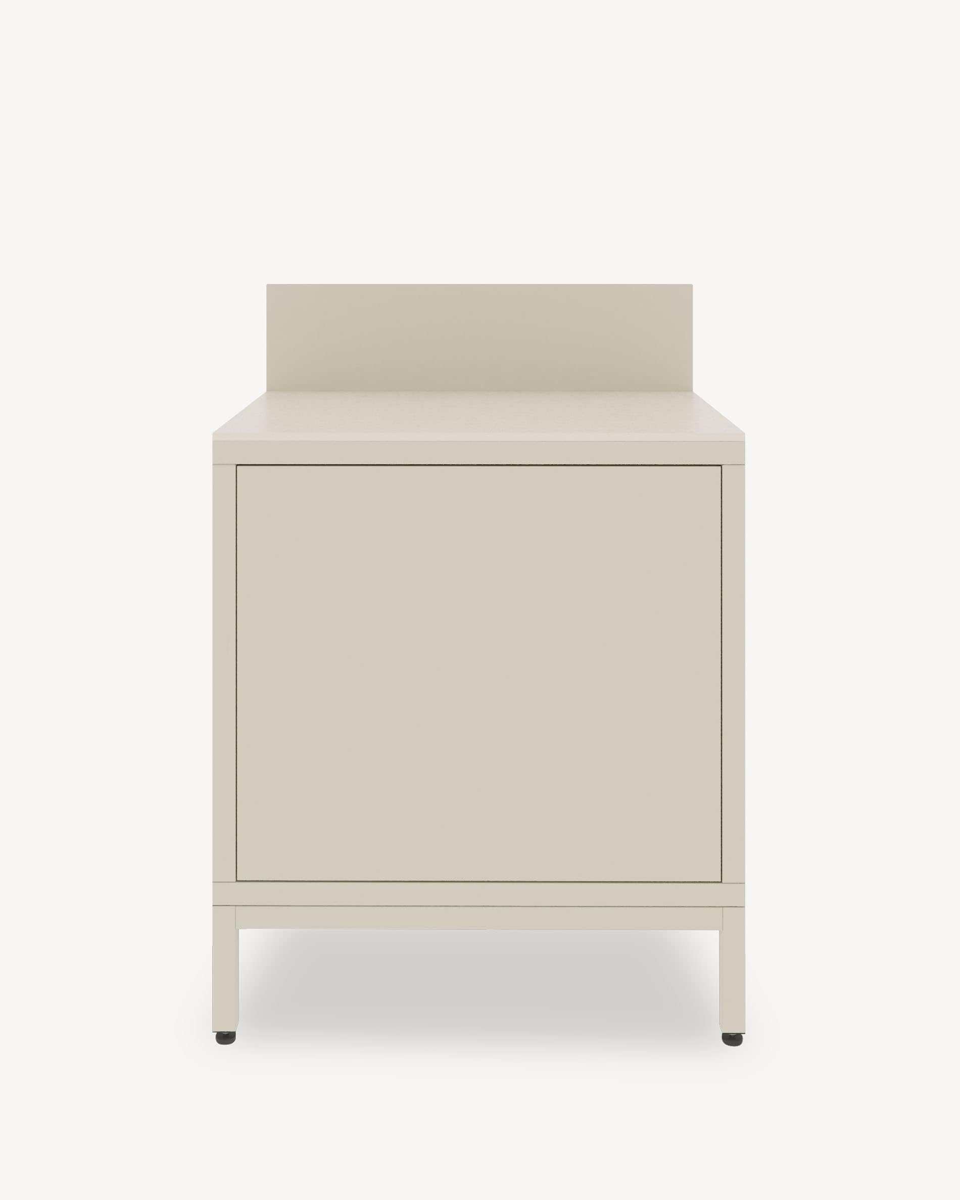 Modulo cucina su palafitte con vano chiuso, frontale color crema, piano di lavoro scuro e alzatina integrata.