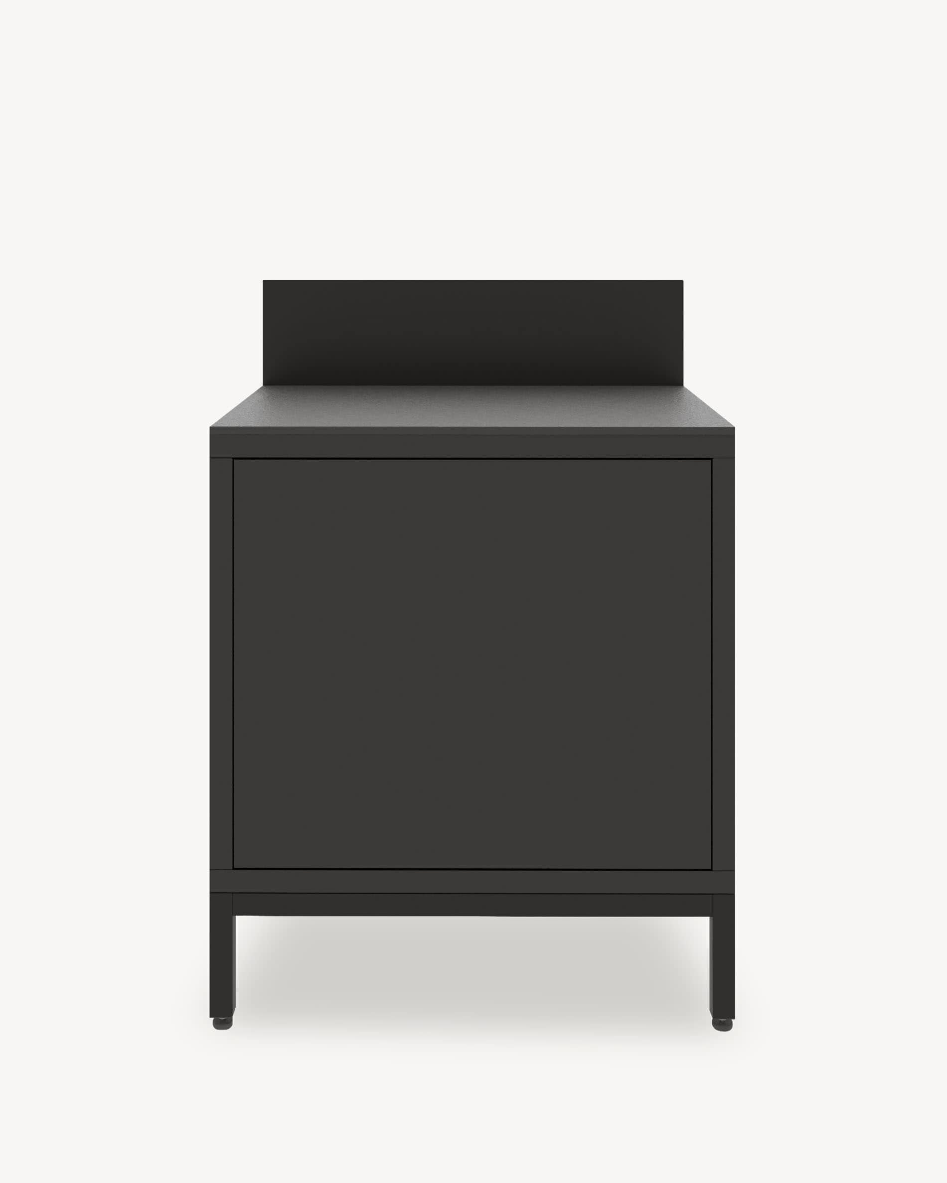 Modulo cucina su palafitte con vano chiuso, frontale nero, piano di lavoro scuro e alzatina integrata.