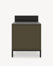 Modulo cucina Pilotis classico, mobile verde oliva con vano chiuso, piano di lavoro scuro e alzatina integrata.