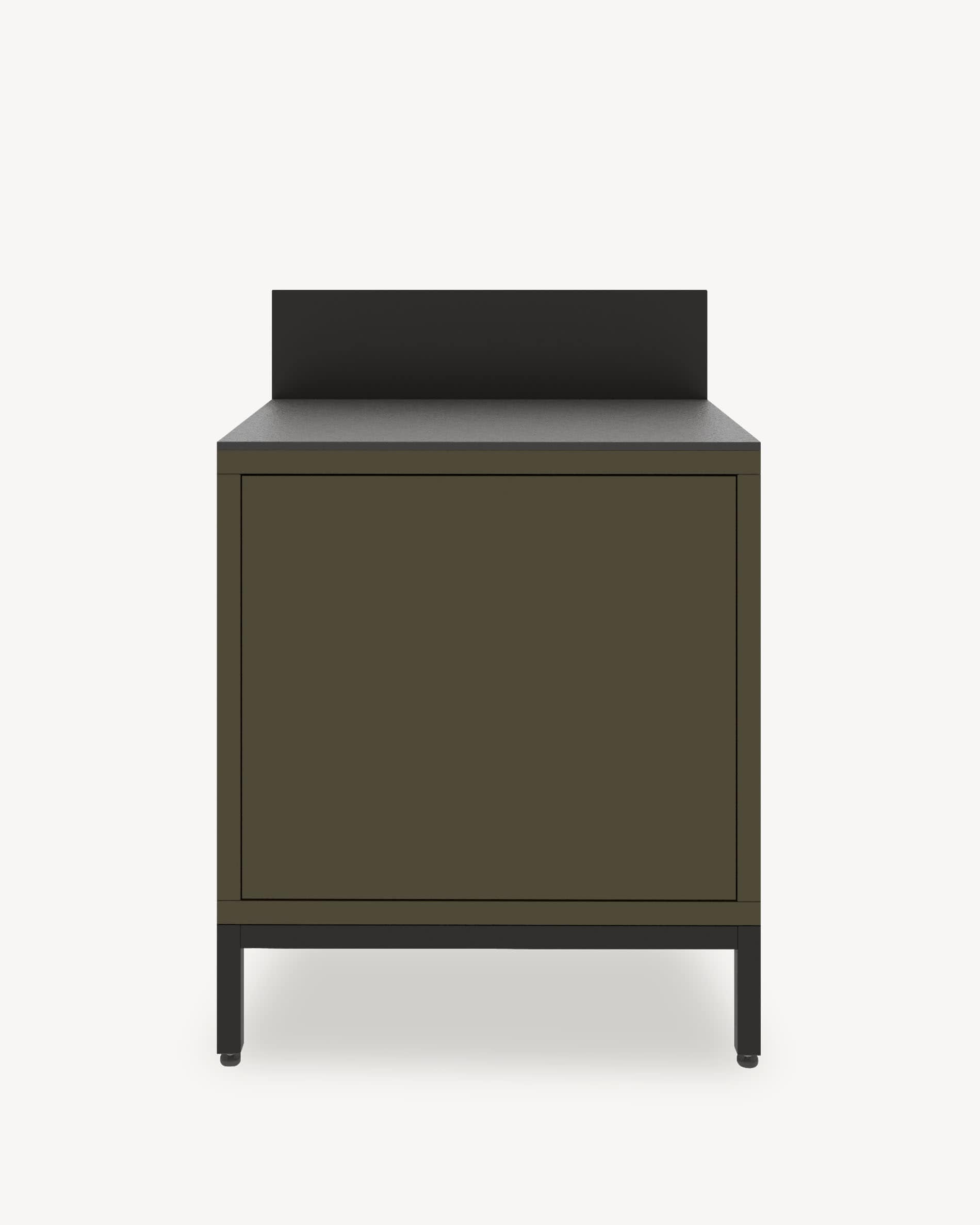 Modulo cucina su palafitte con vano chiuso, frontale color oliva, piano di lavoro scuro e alzatina integrata.