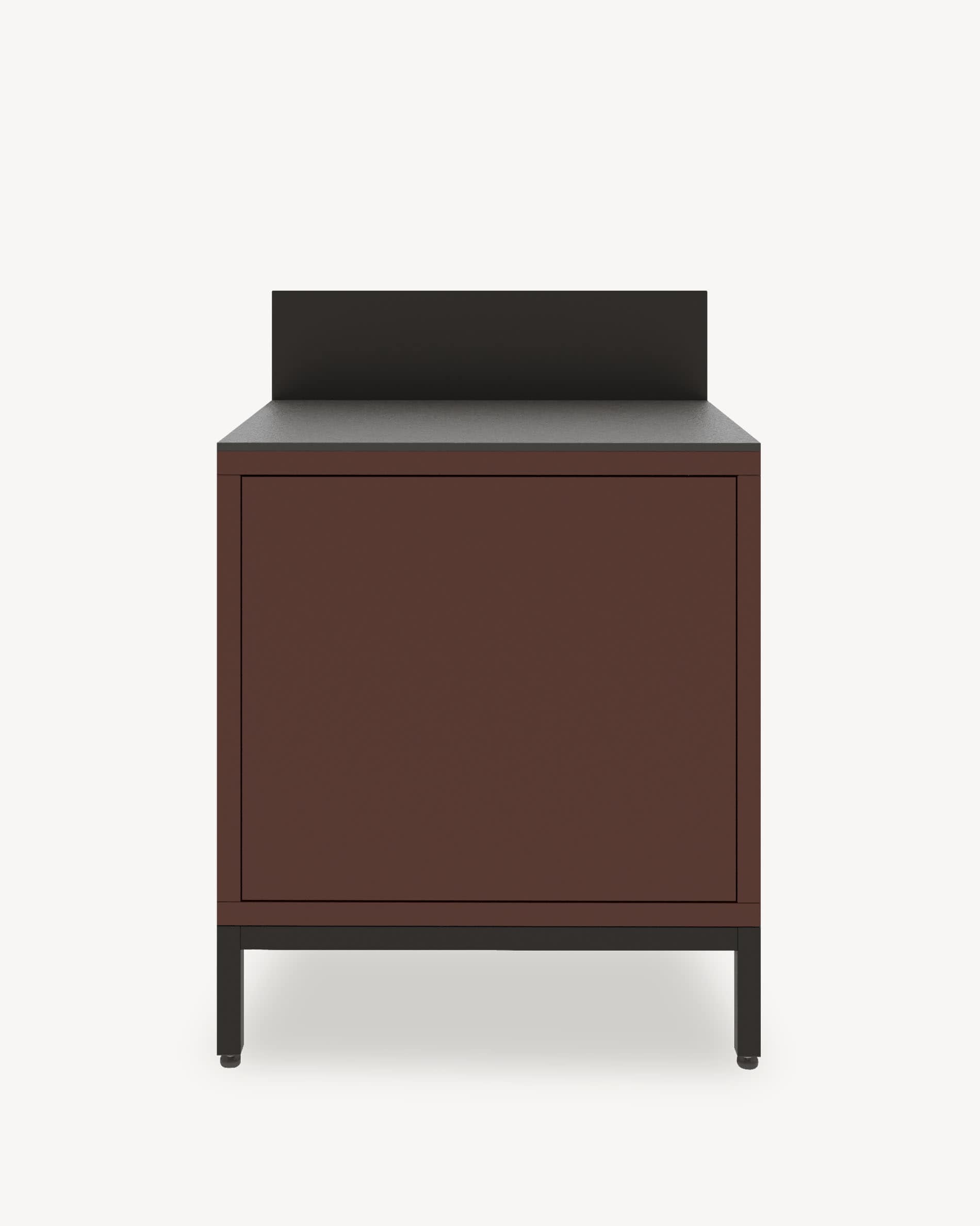 Modulo cucina su palafitte con vano chiuso, frontale color ruggine, piano di lavoro scuro e alzatina integrata.