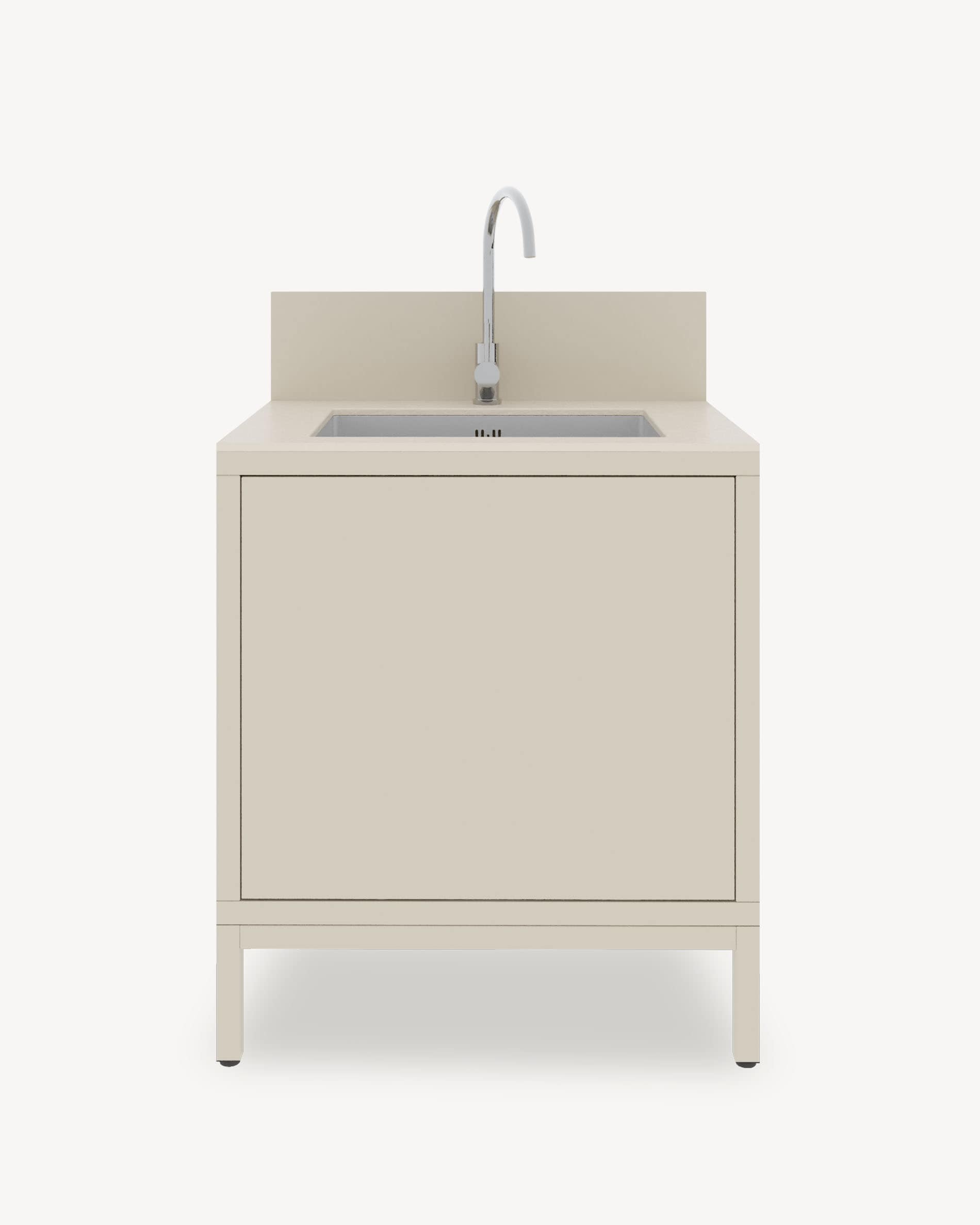 Modulo cucina su palafitte con lavello integrato, mobile color crema con vano chiuso, piano di lavoro scuro e alzatina integrata.