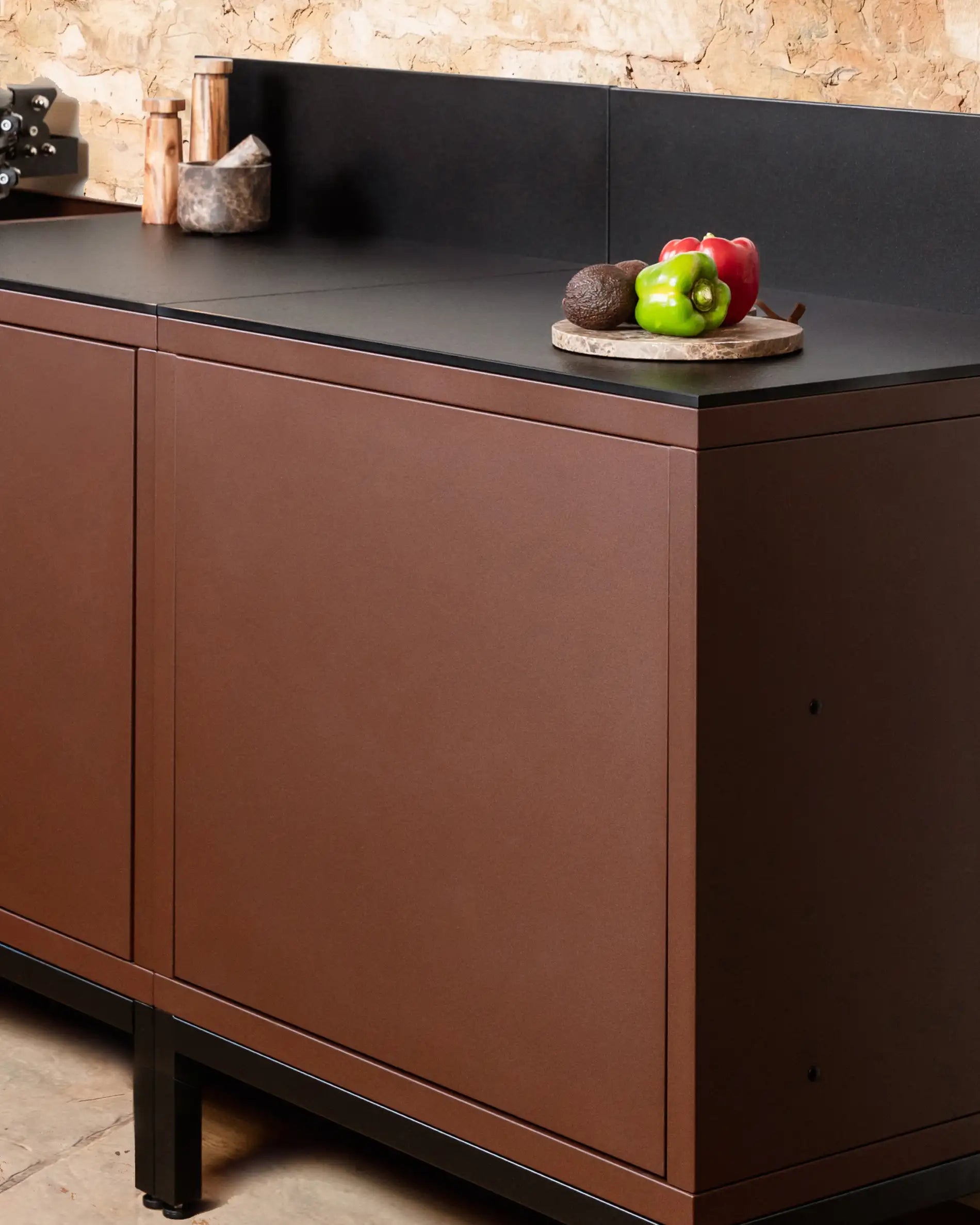 Modulo classico Kokko rust con frontale chiuso e piano di lavoro nero