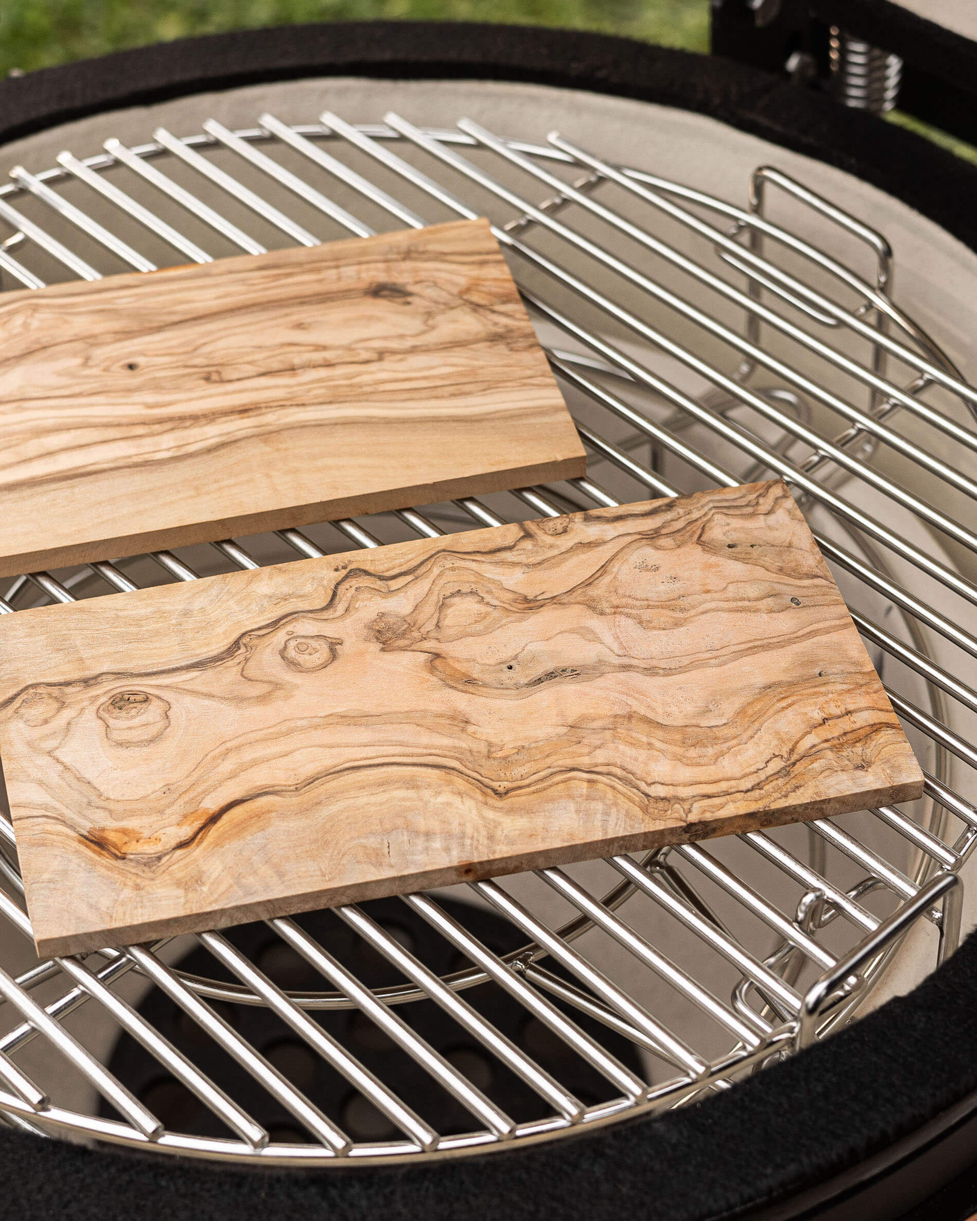 Tagliere rettangolare in legno su griglia