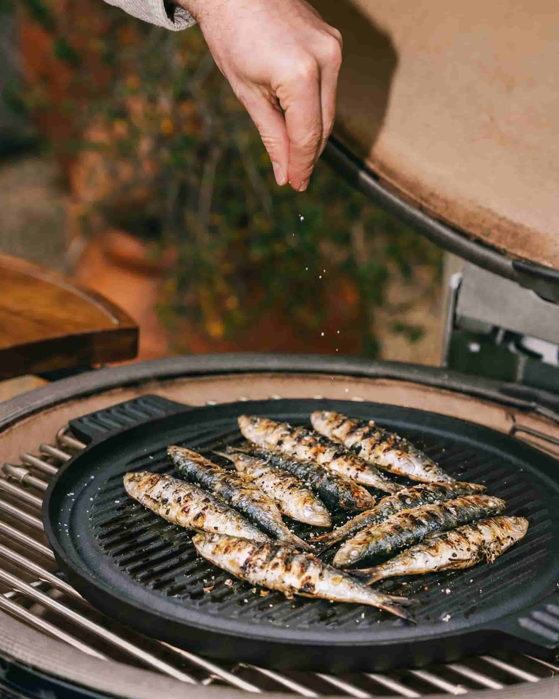 Piastra di cottura plancha in ghisa su kamado