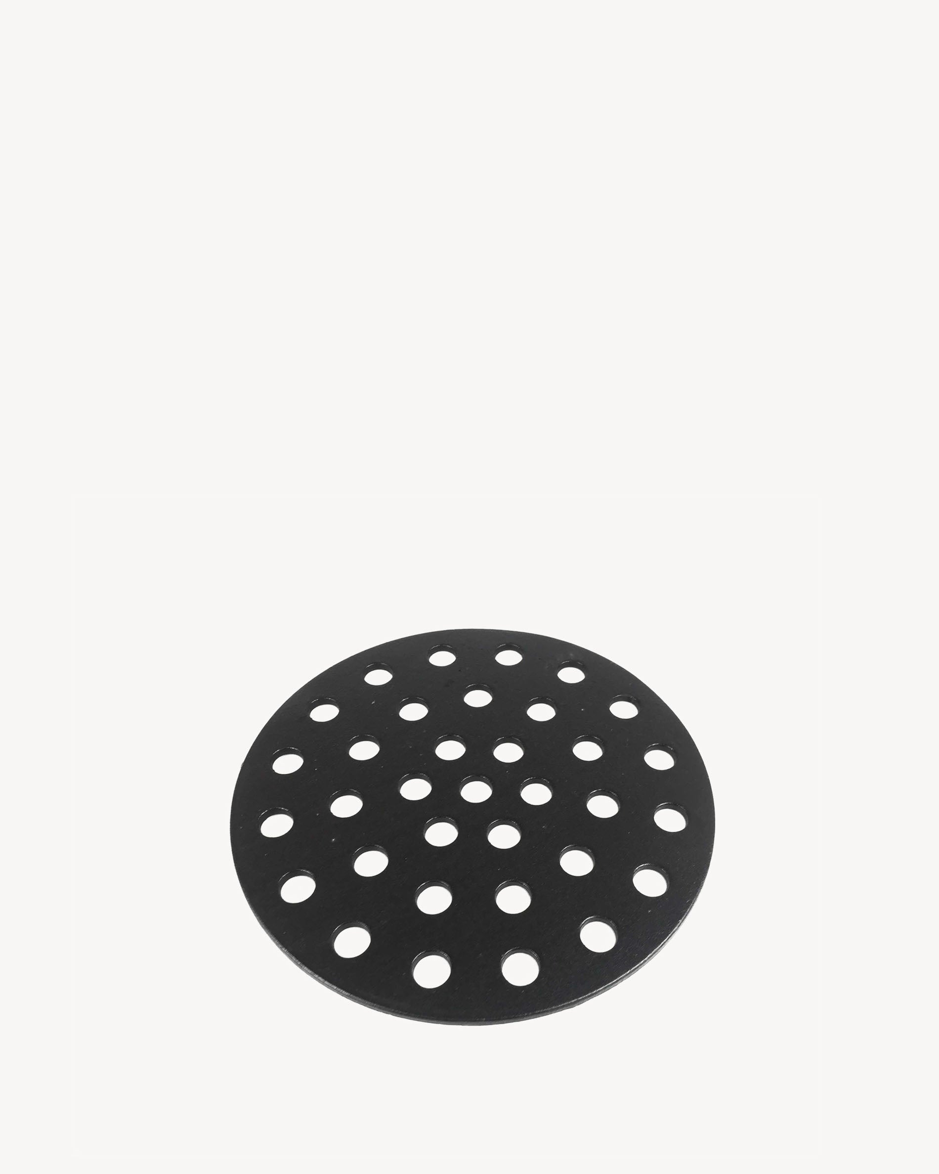 Piastra in ghisa forata per la gestione del carbone nel kamado.