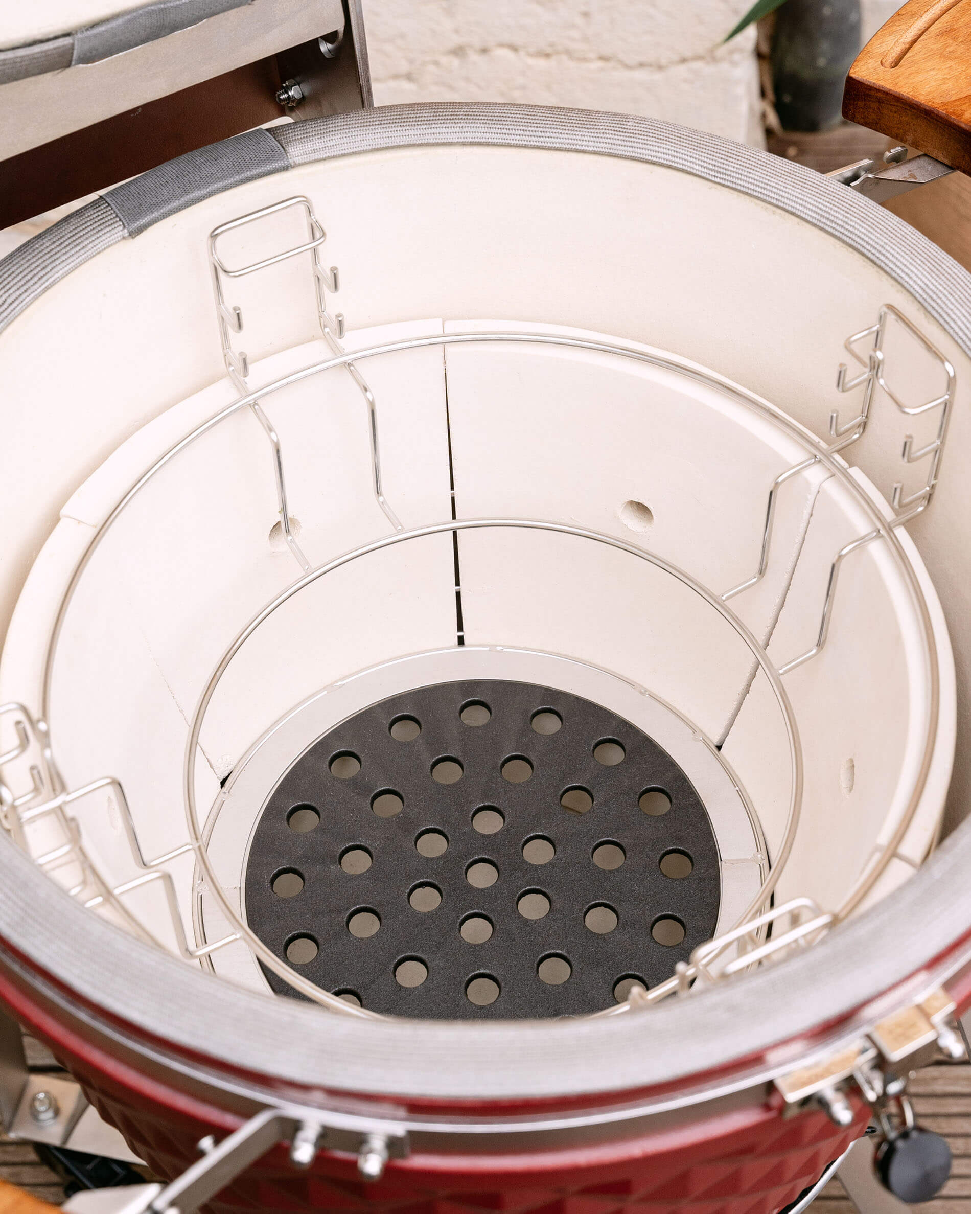 Piastra in ghisa forata per la circolazione dell’aria e della brace nel kamado.