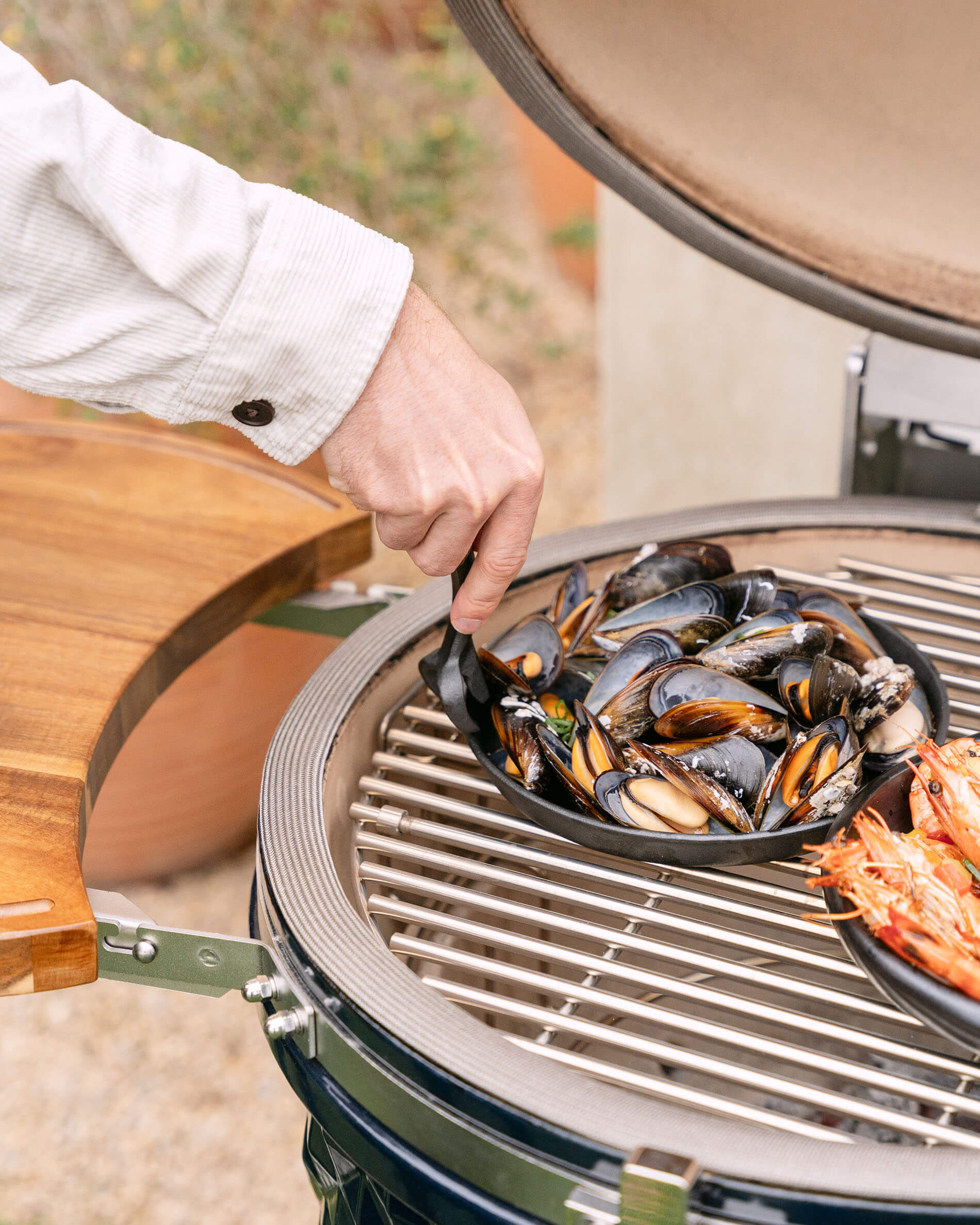 Padella in ghisa su kamado