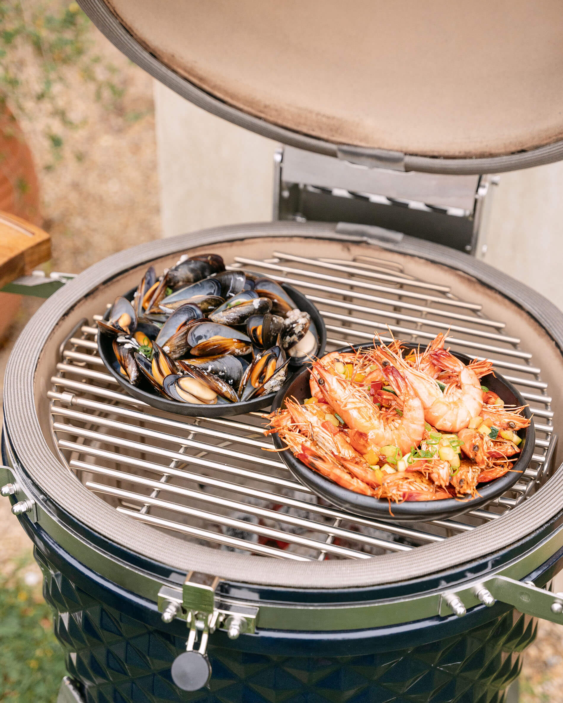 Padella in ghisa su kamado