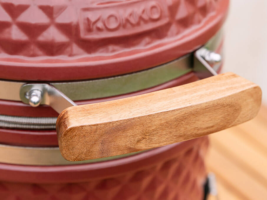 Manico in legno di acacia del Little Kokko, montato sul coperchio in ceramica per una presa isolante.